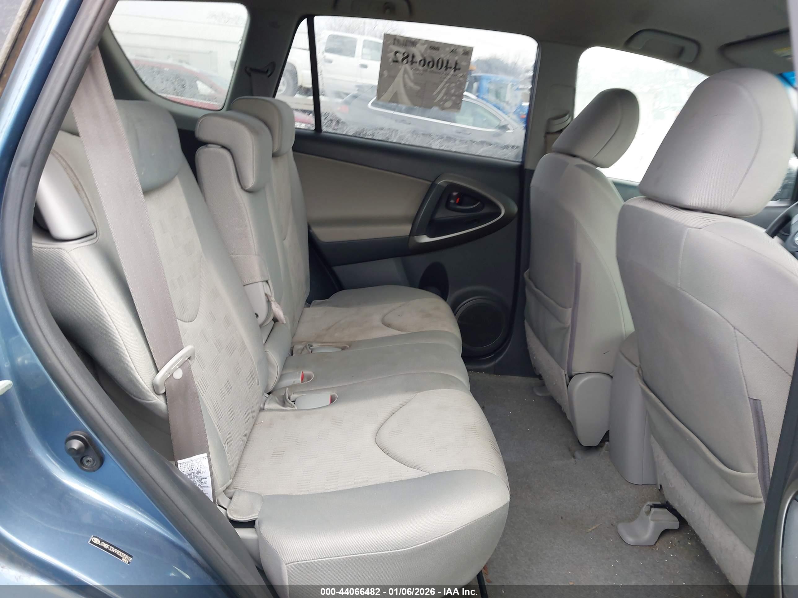 TOYOTA RAV4 image 8