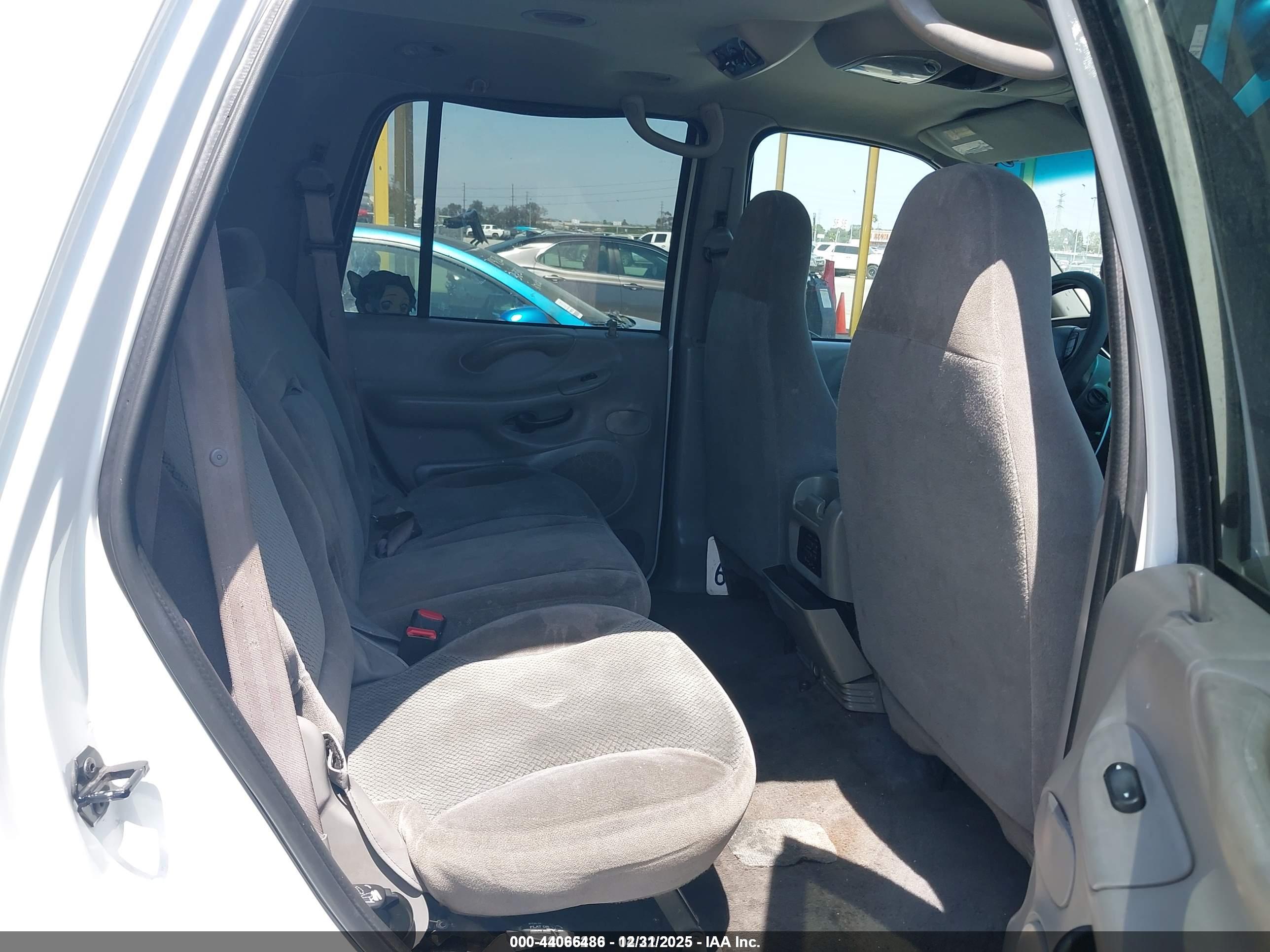 FORD EXPEDITION image 8