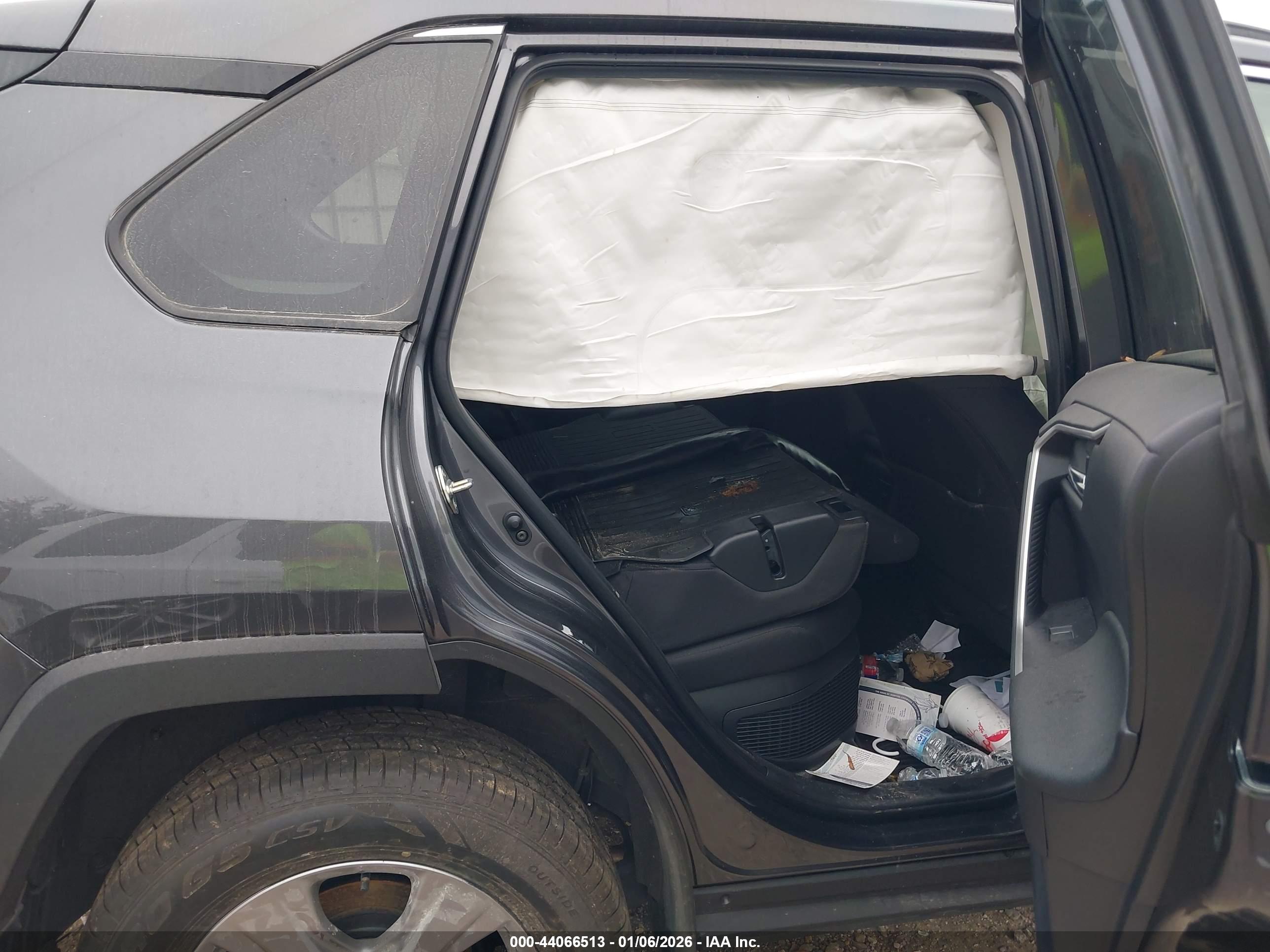 TOYOTA RAV4 image 8