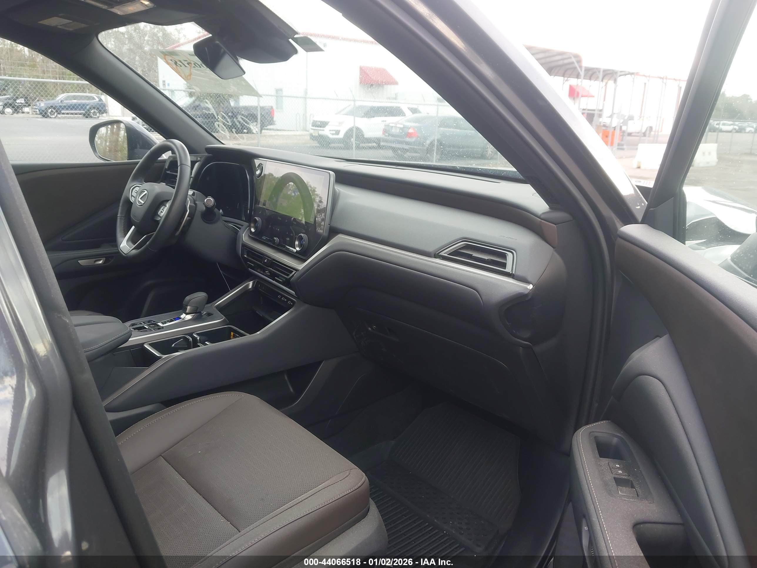 LEXUS TX image 5