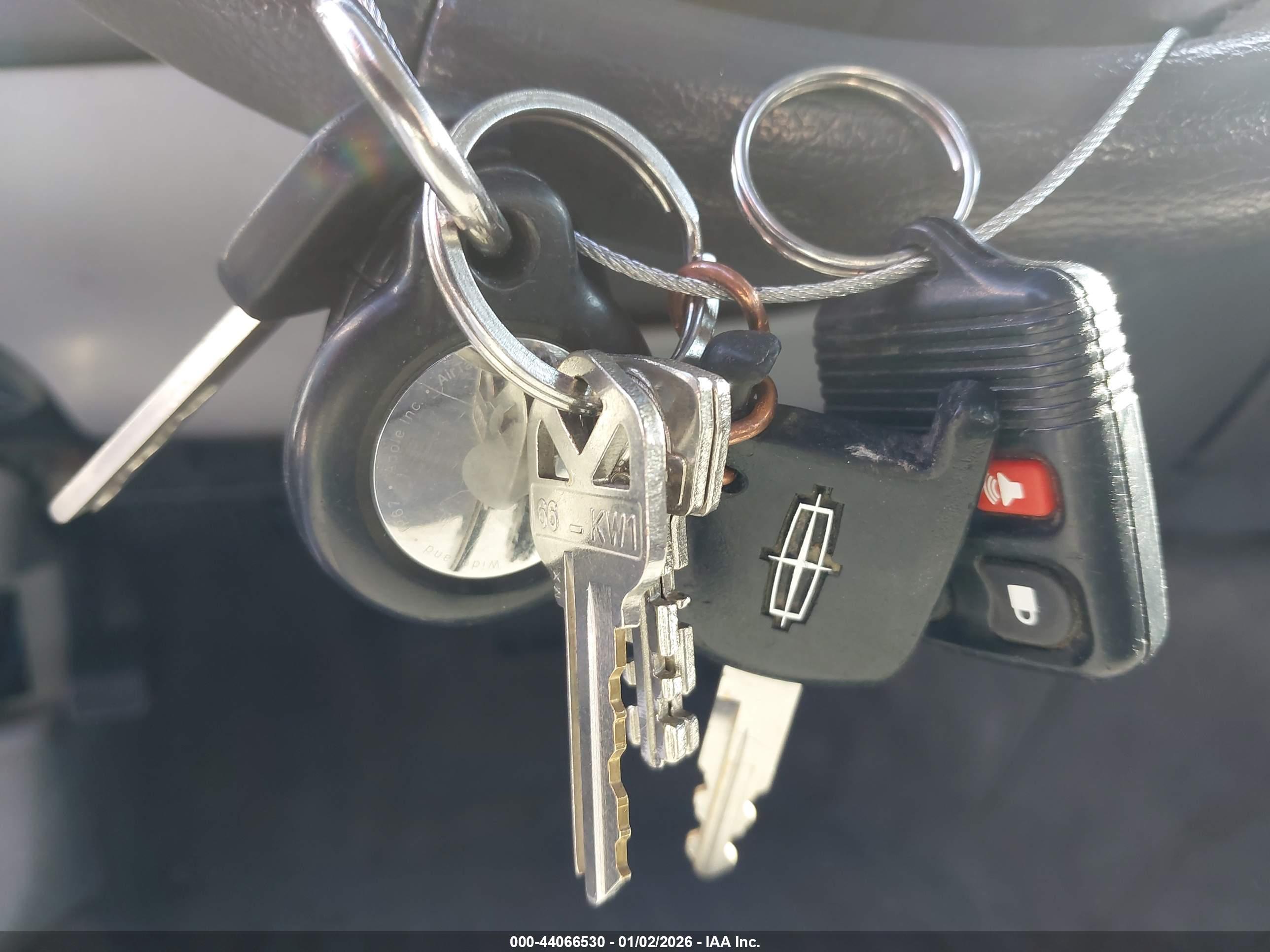 LINCOLN TOWN image 11
