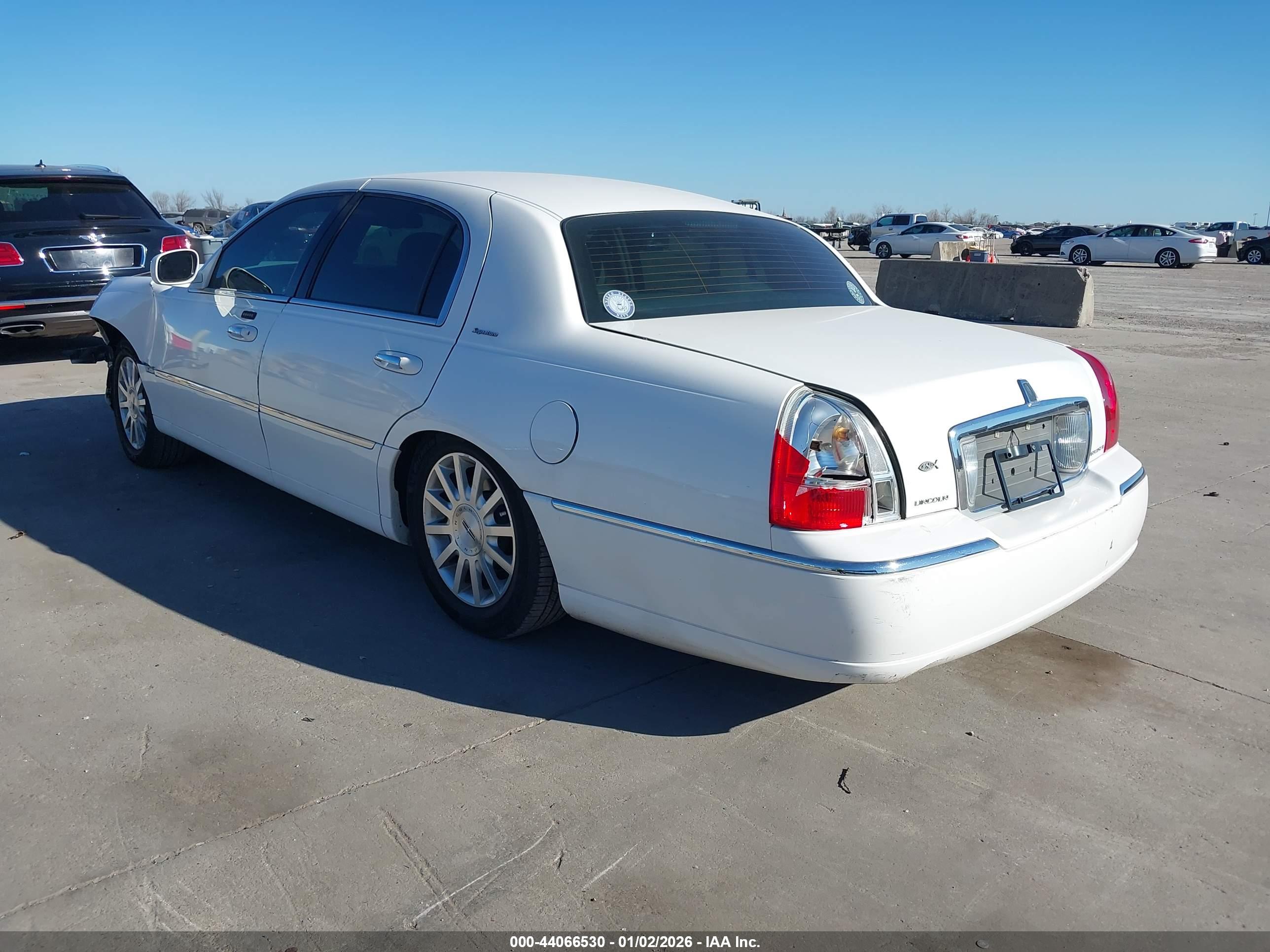 LINCOLN TOWN image 3