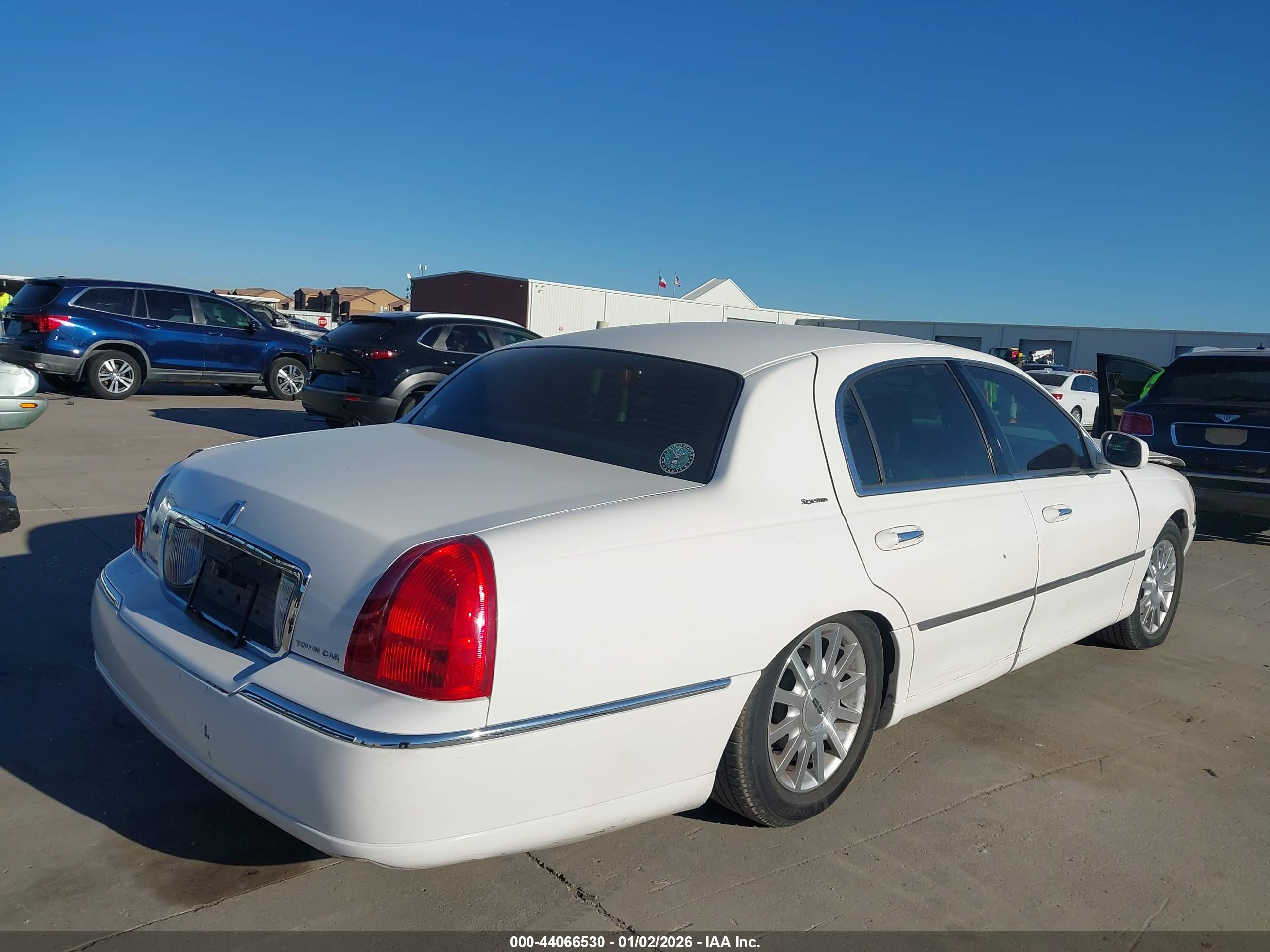 LINCOLN TOWN image 4