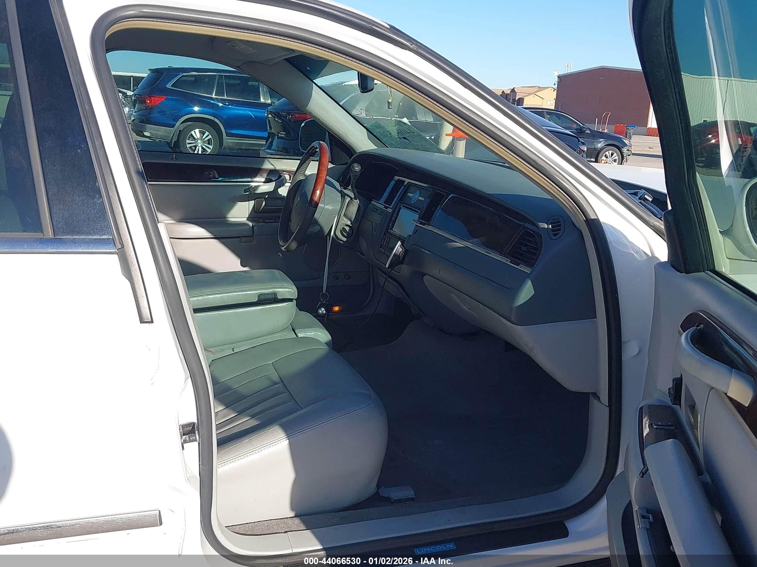 LINCOLN TOWN image 5