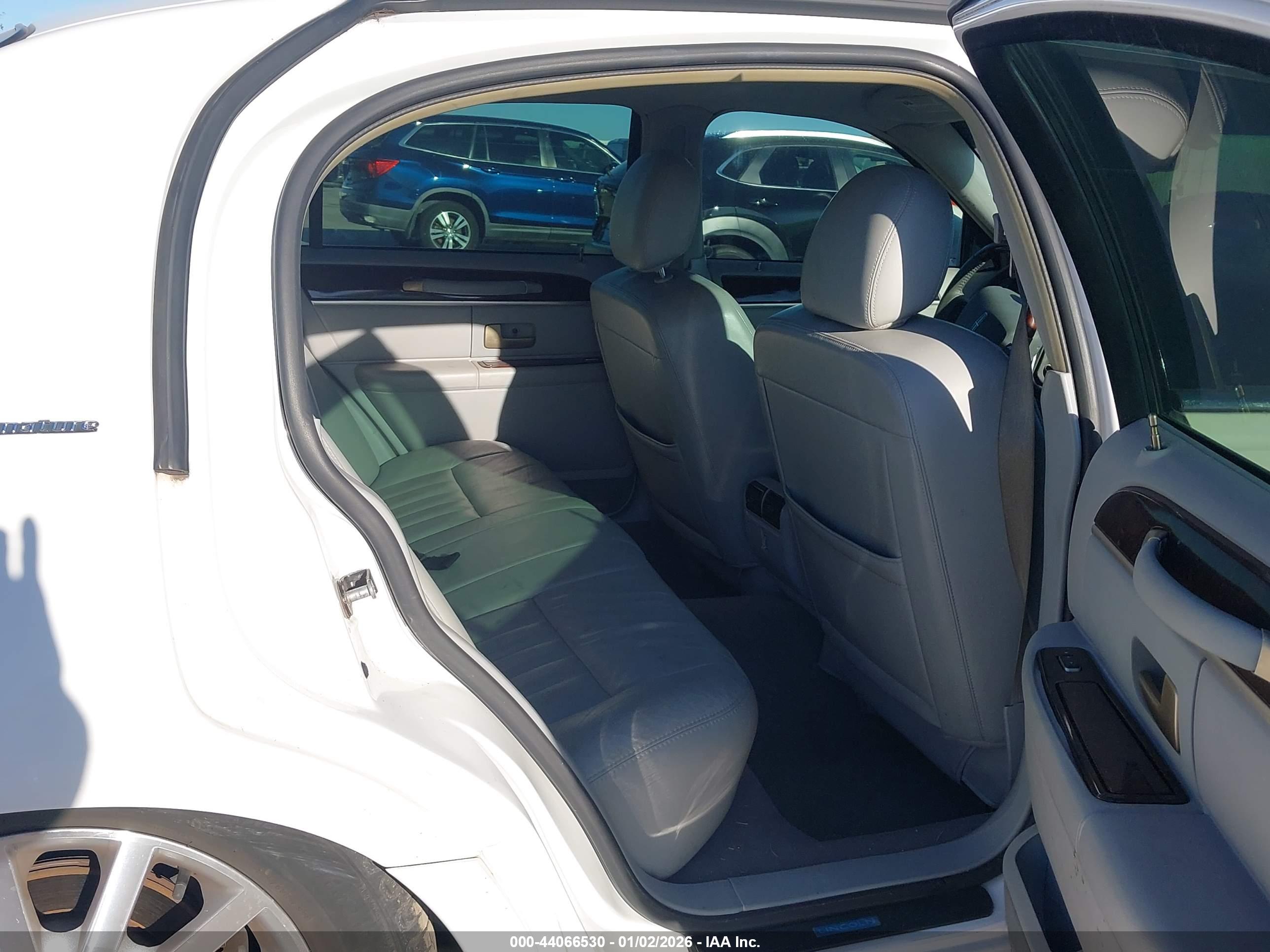 LINCOLN TOWN image 8