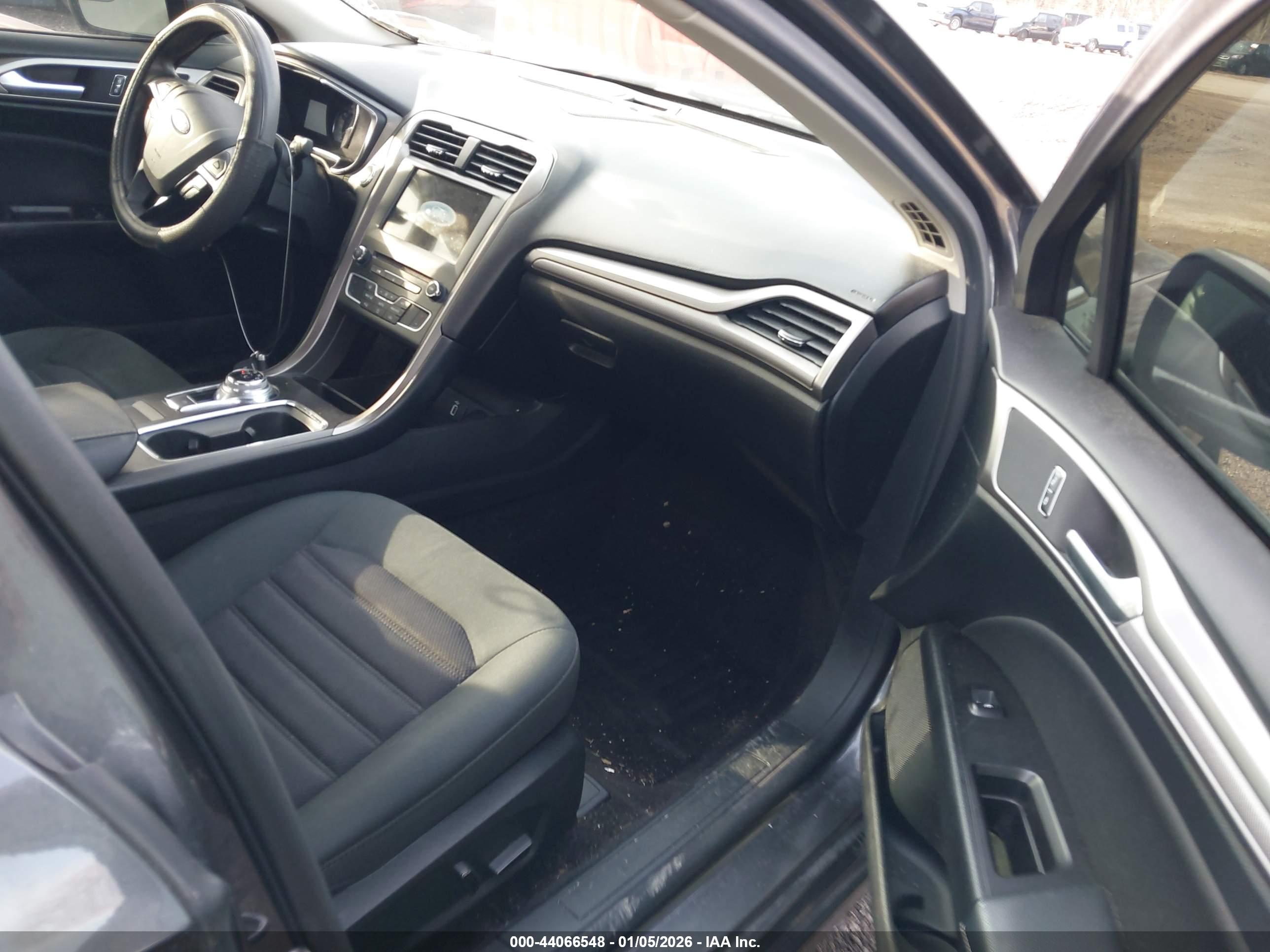 FORD FUSION image 5