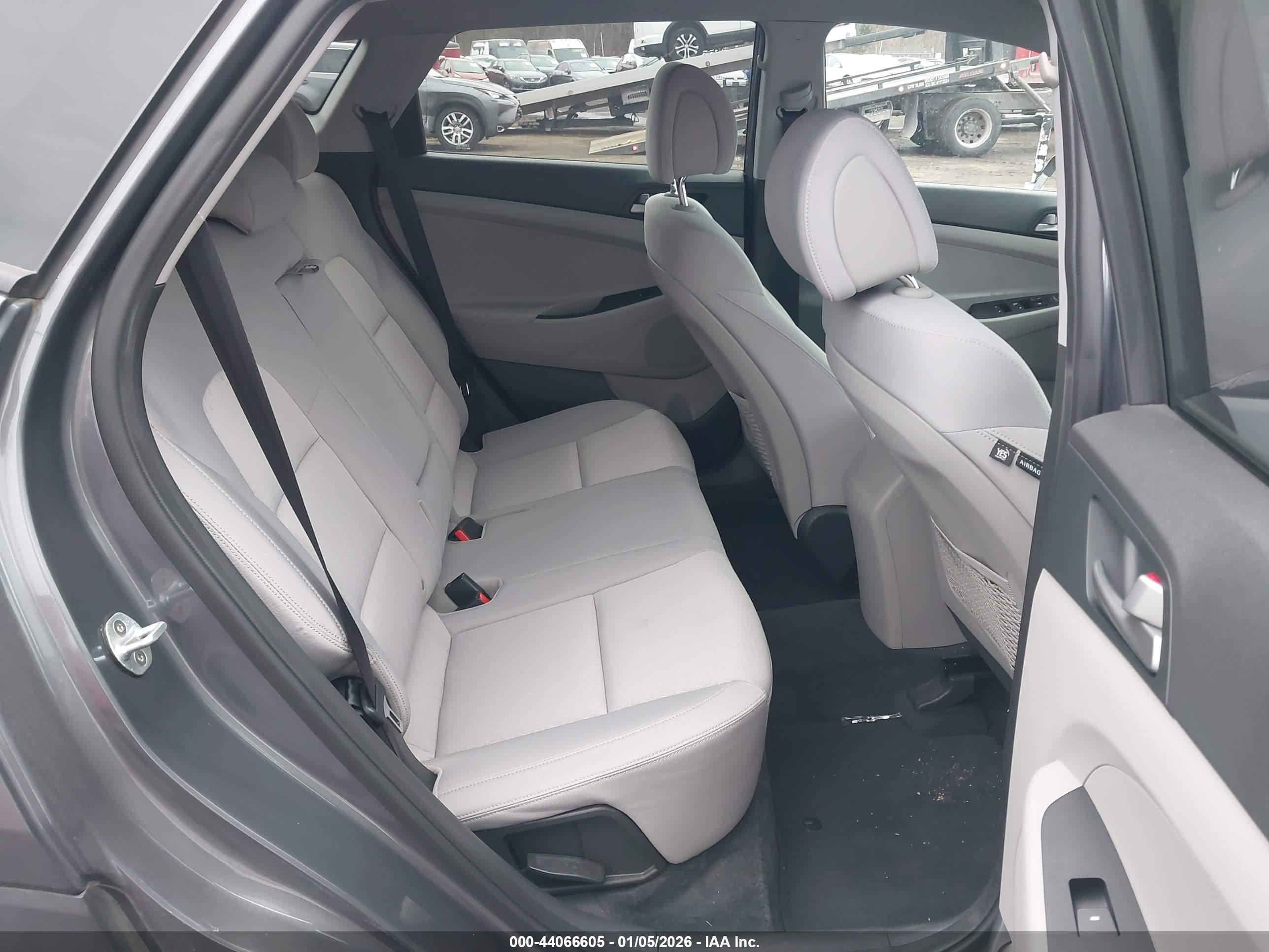 HYUNDAI TUCSON image 8