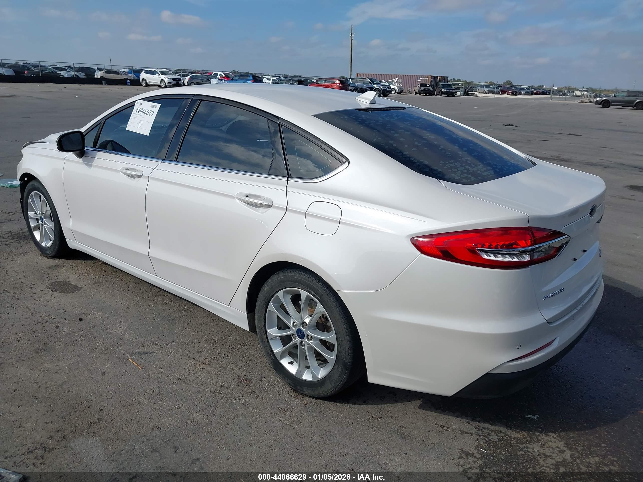 FORD FUSION image 3