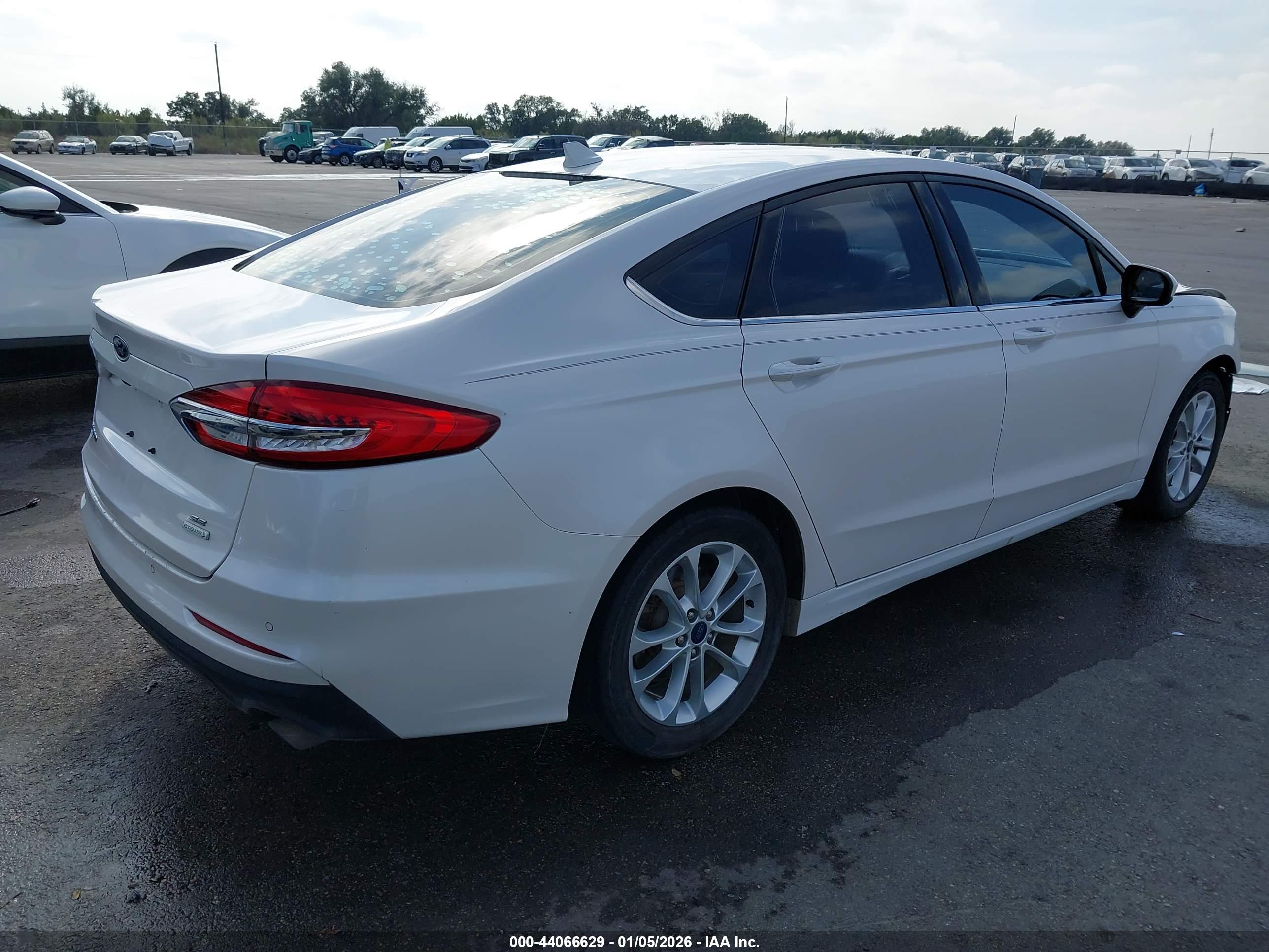 FORD FUSION image 4