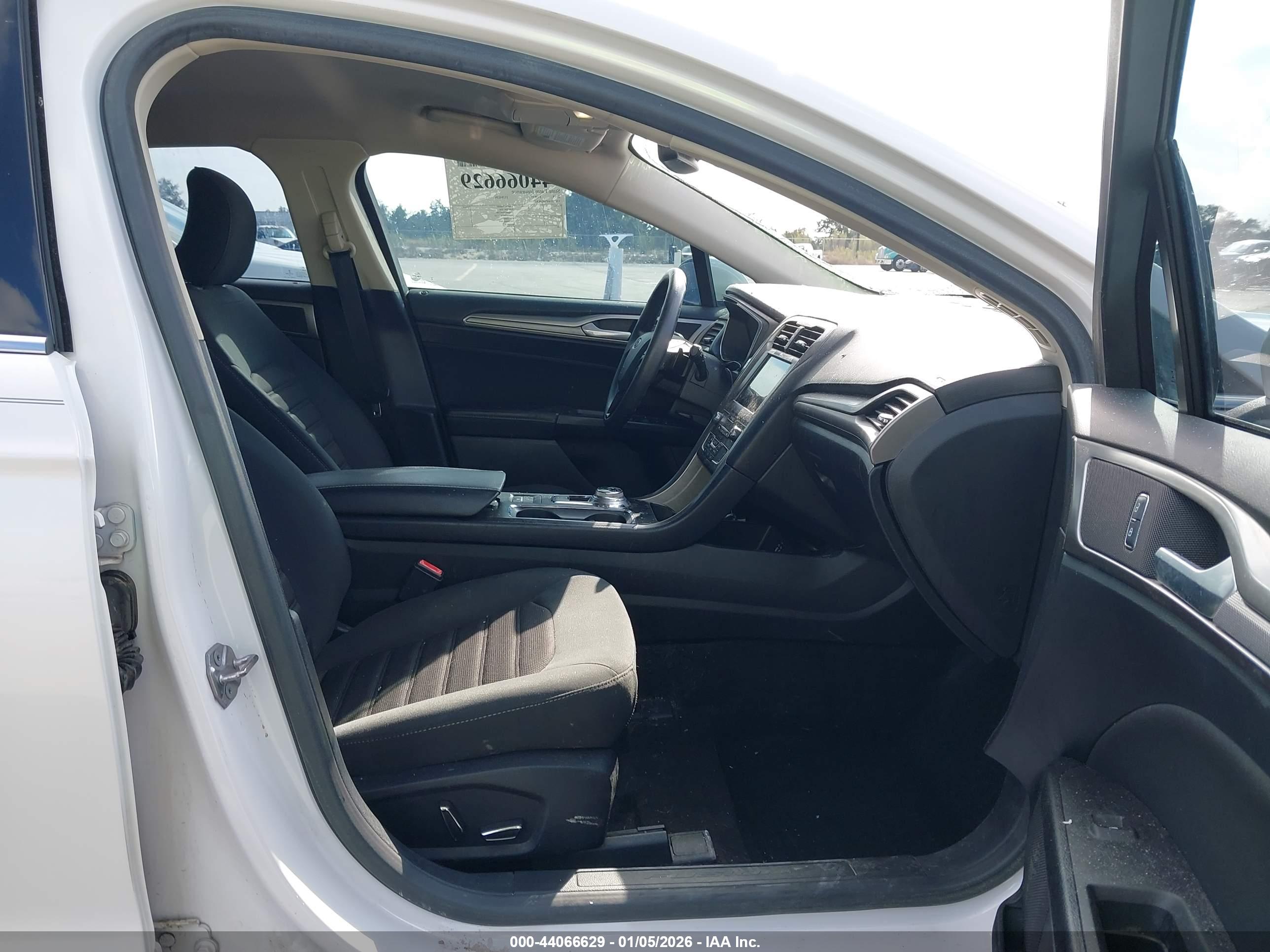 FORD FUSION image 5