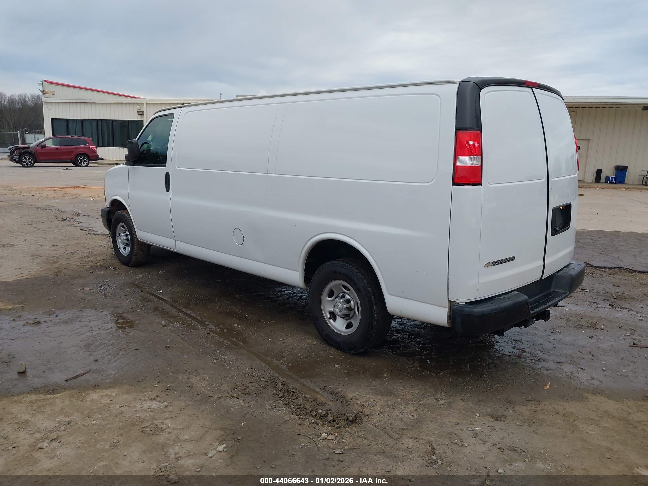 CHEVROLET EXPRESS image 3