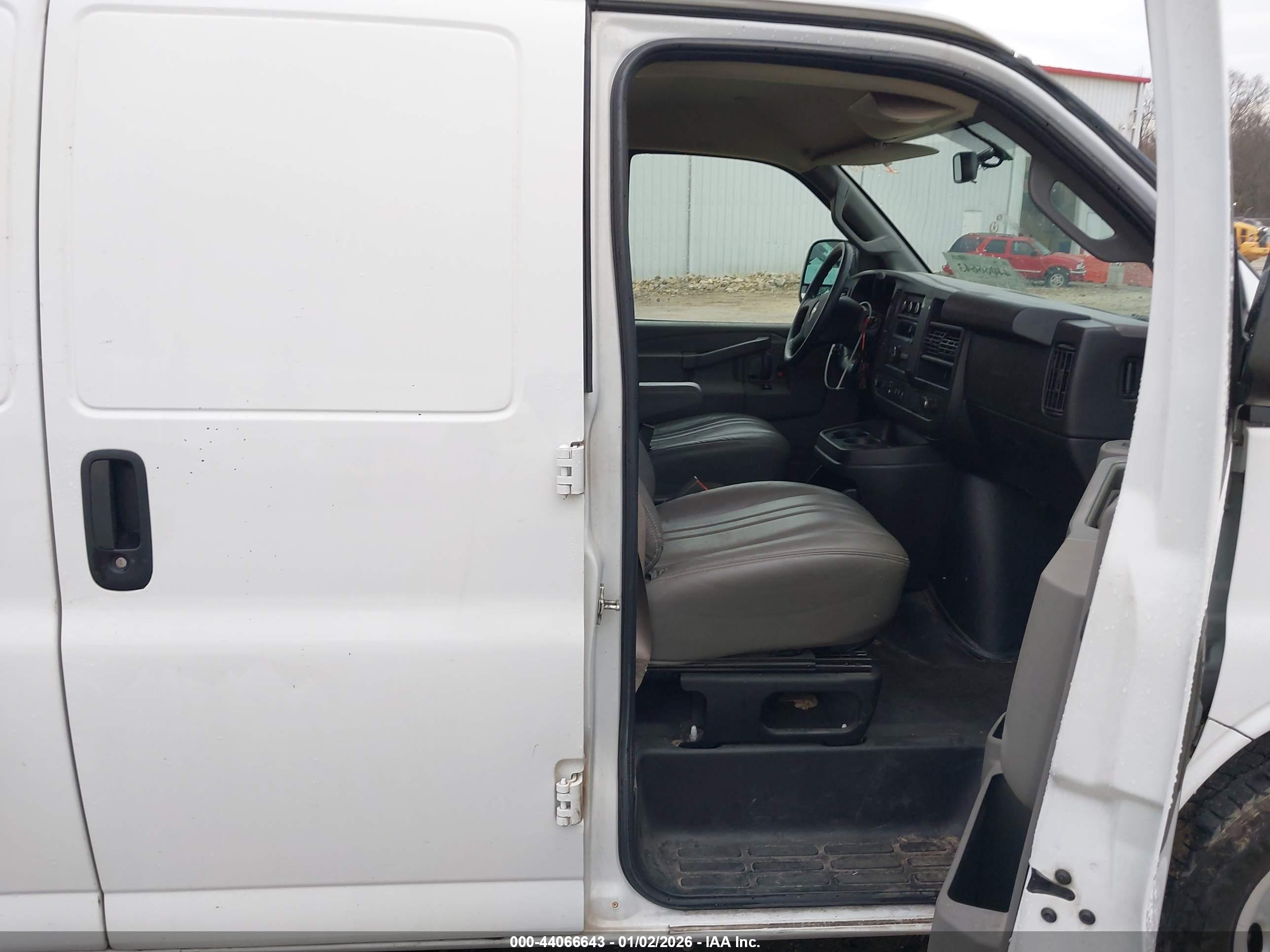 CHEVROLET EXPRESS image 5
