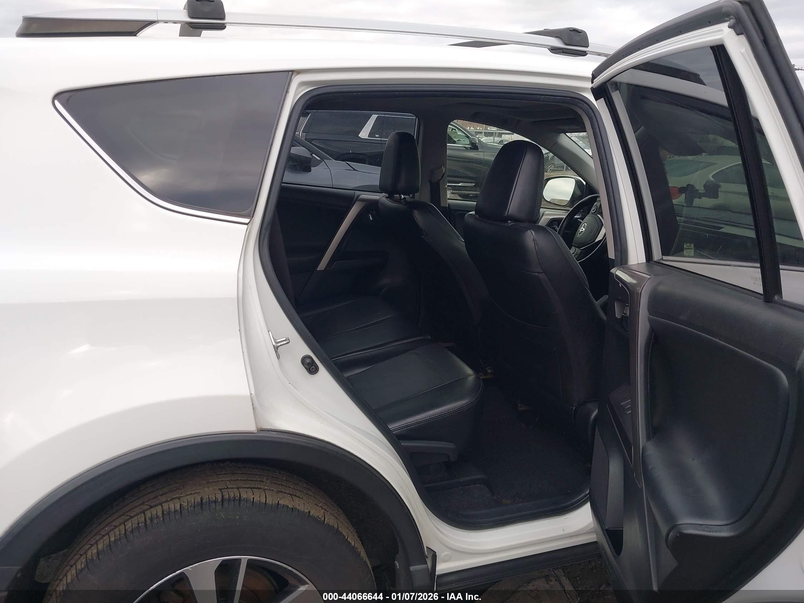 TOYOTA RAV4 image 8