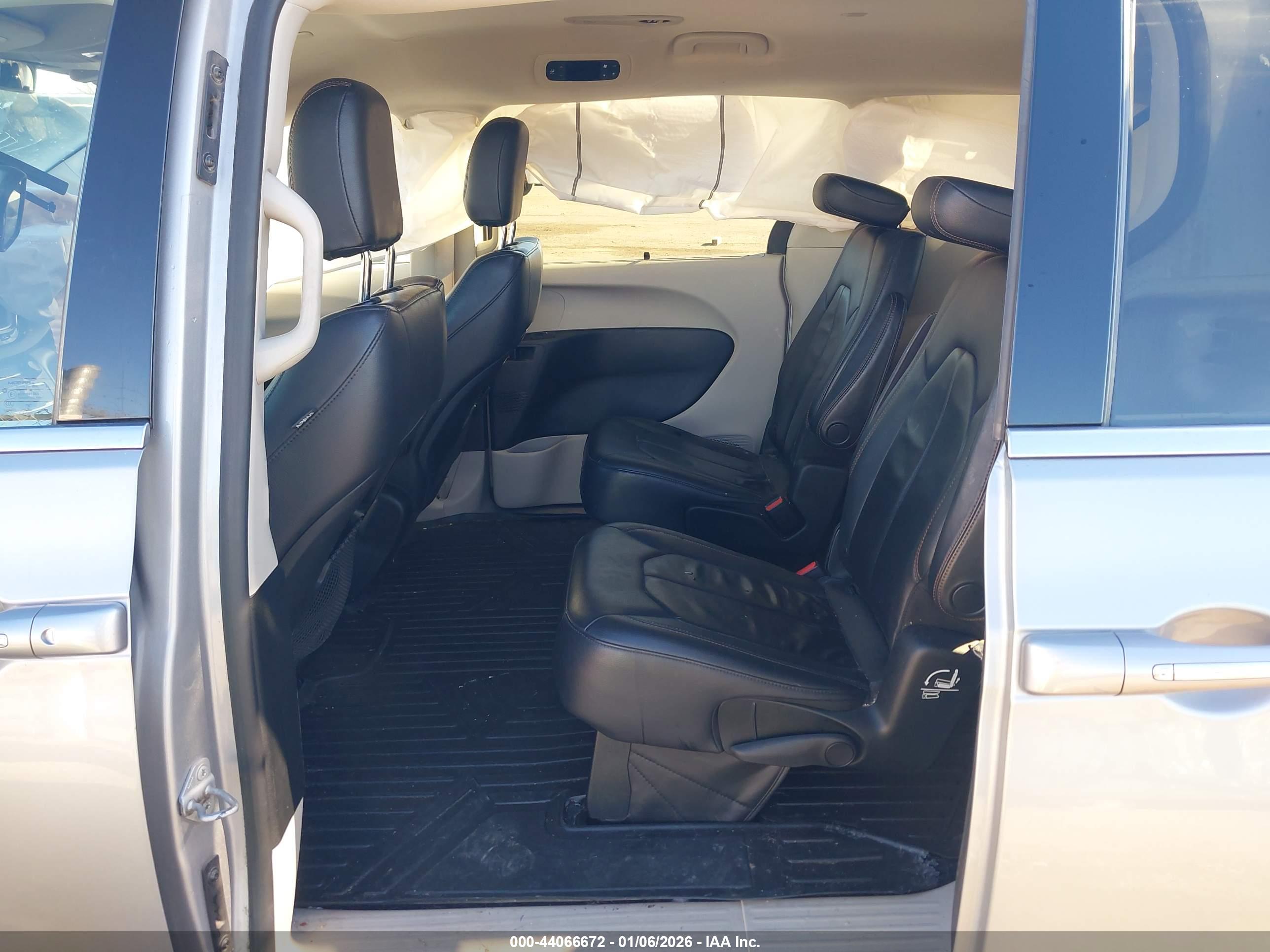 CHRYSLER PACIFICA image 8