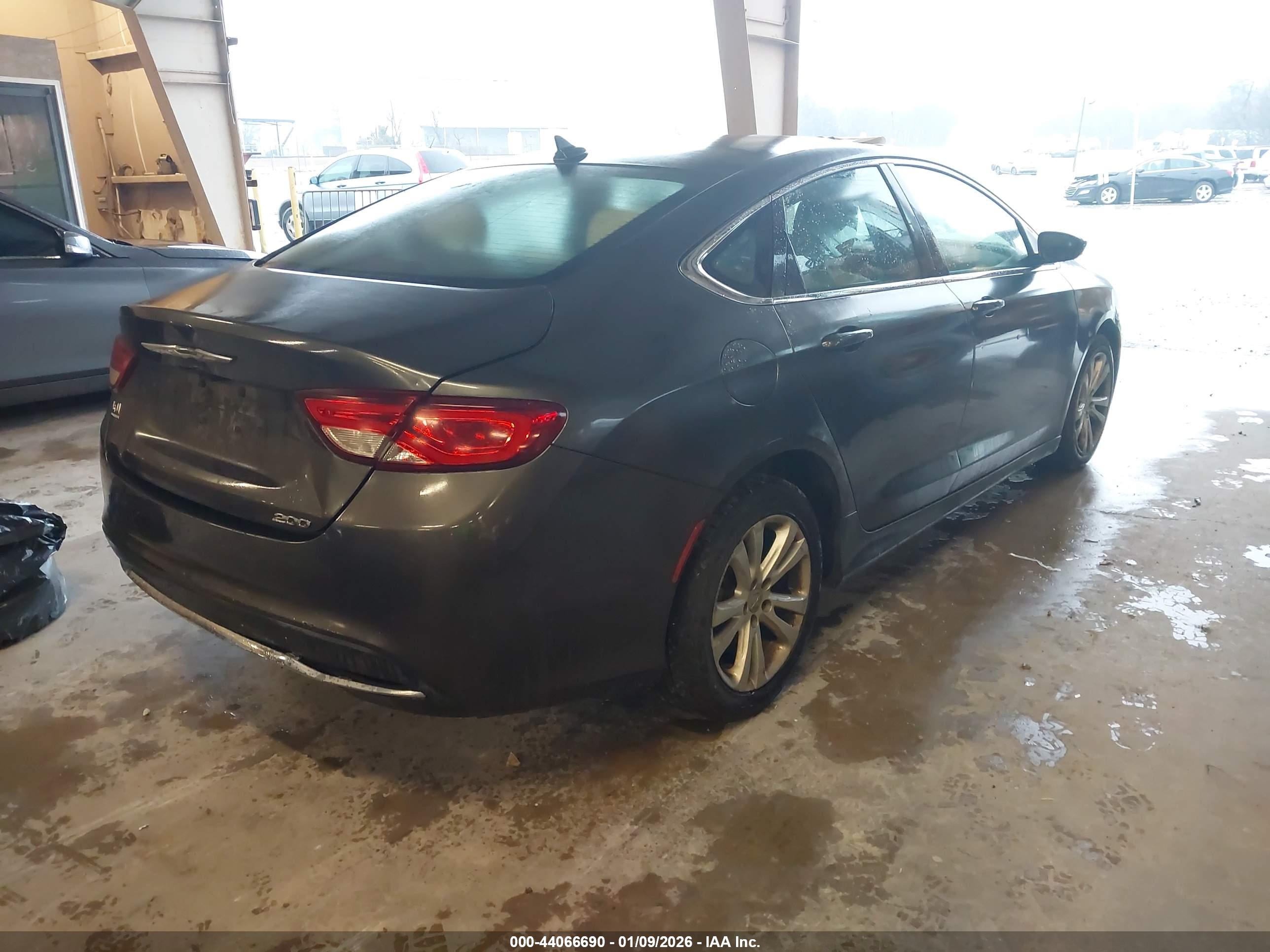 CHRYSLER 200 image 4
