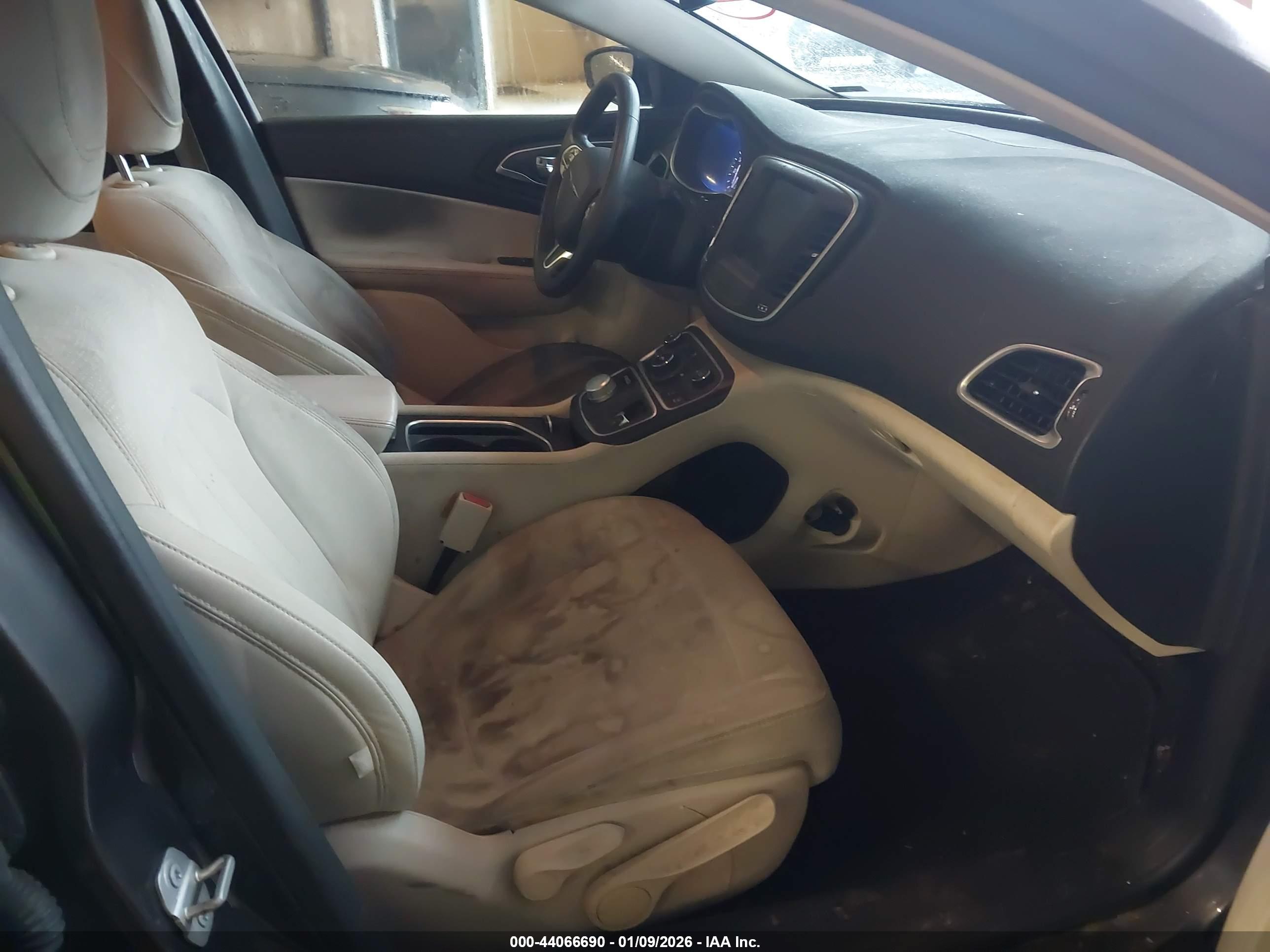 CHRYSLER 200 image 5