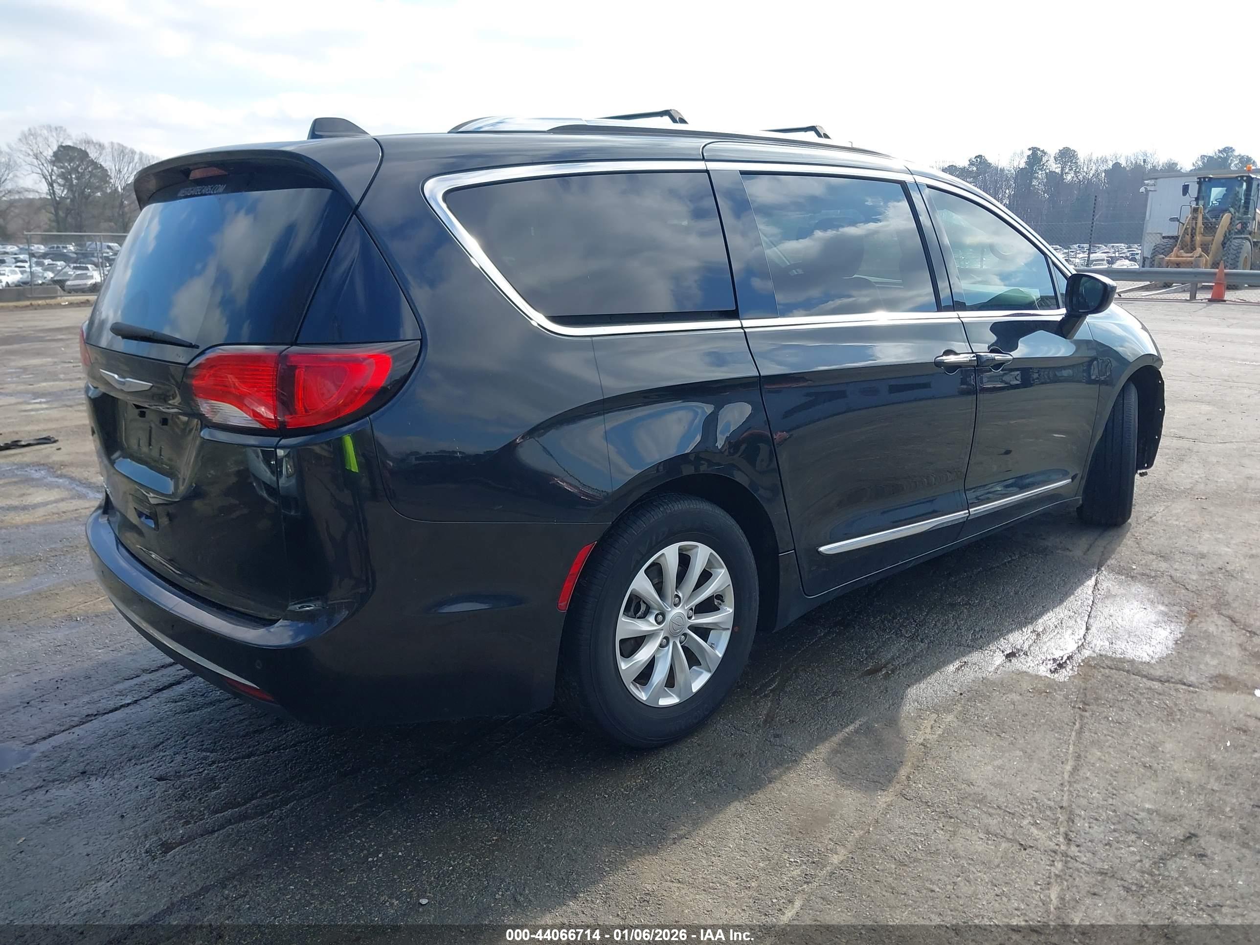 CHRYSLER PACIFICA image 4