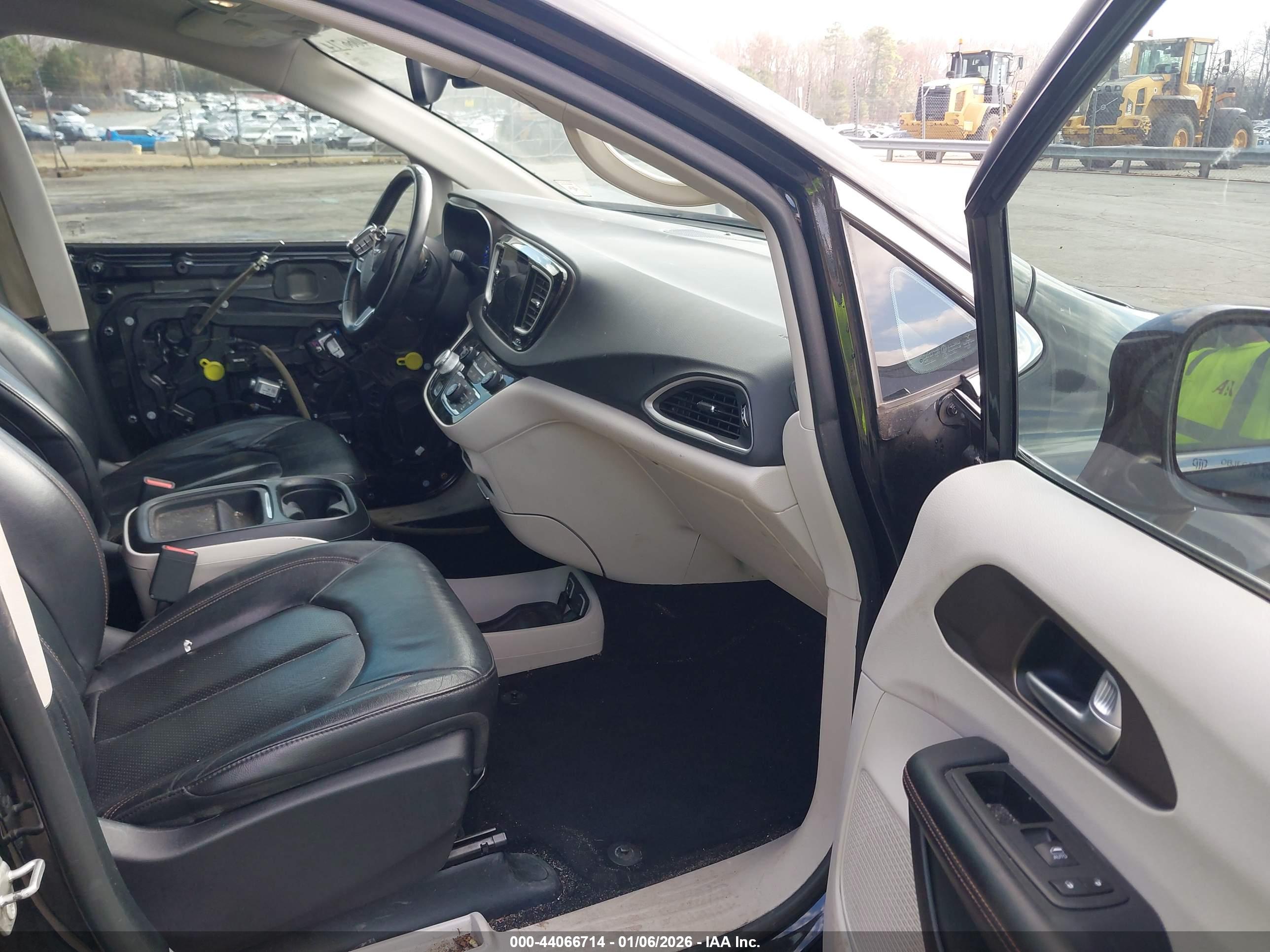 CHRYSLER PACIFICA image 5