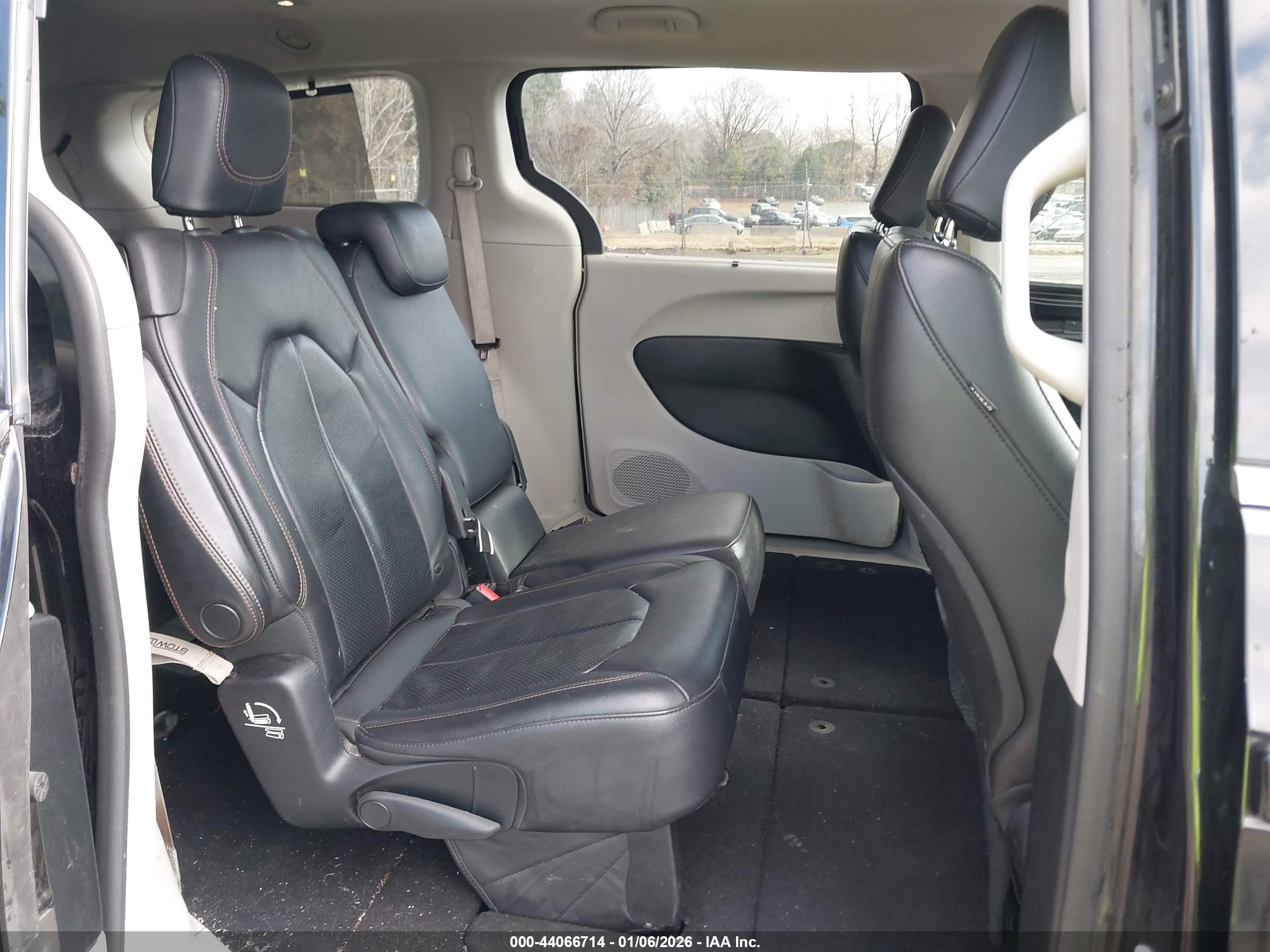 CHRYSLER PACIFICA image 8