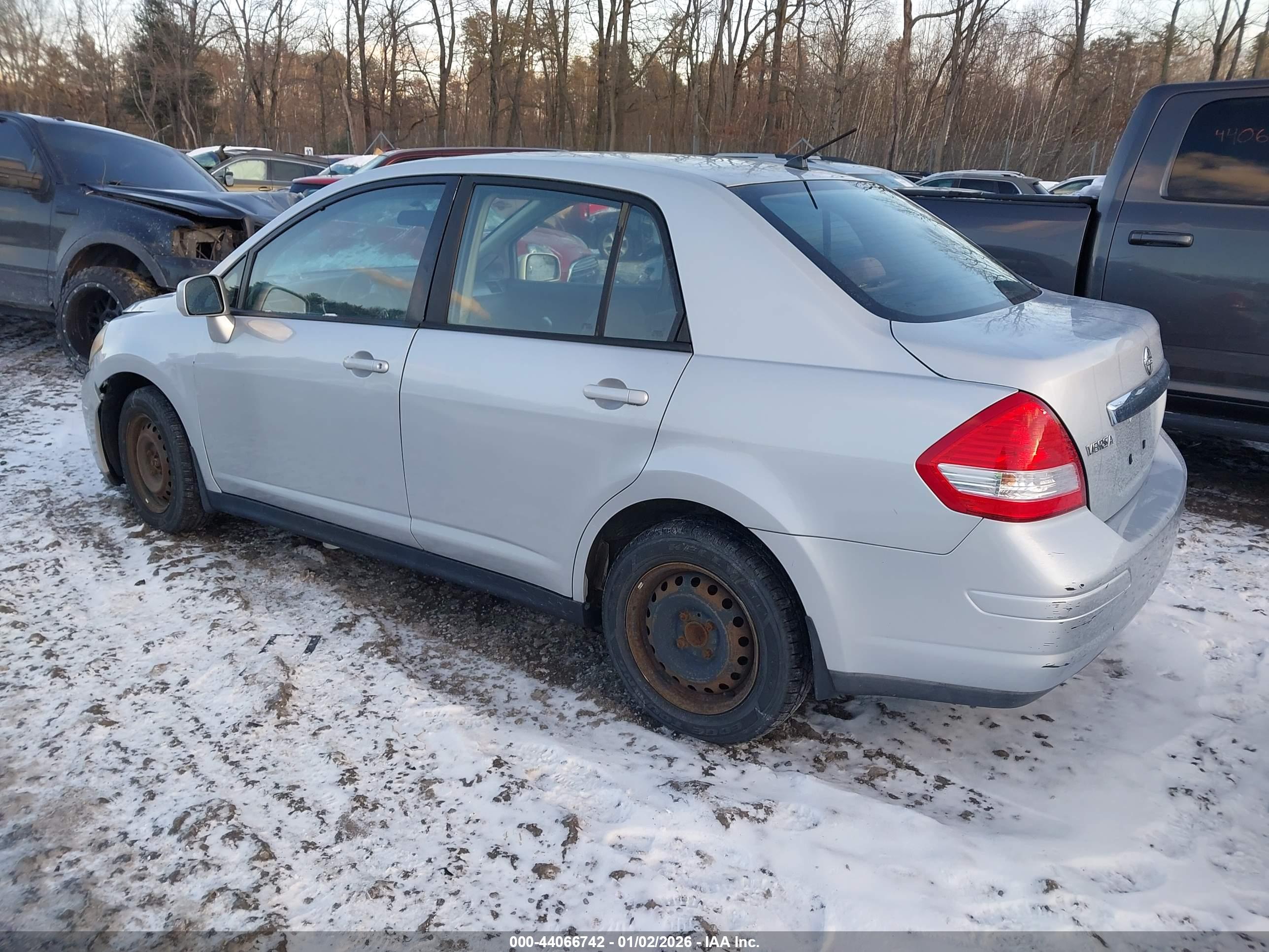 NISSAN VERSA image 3