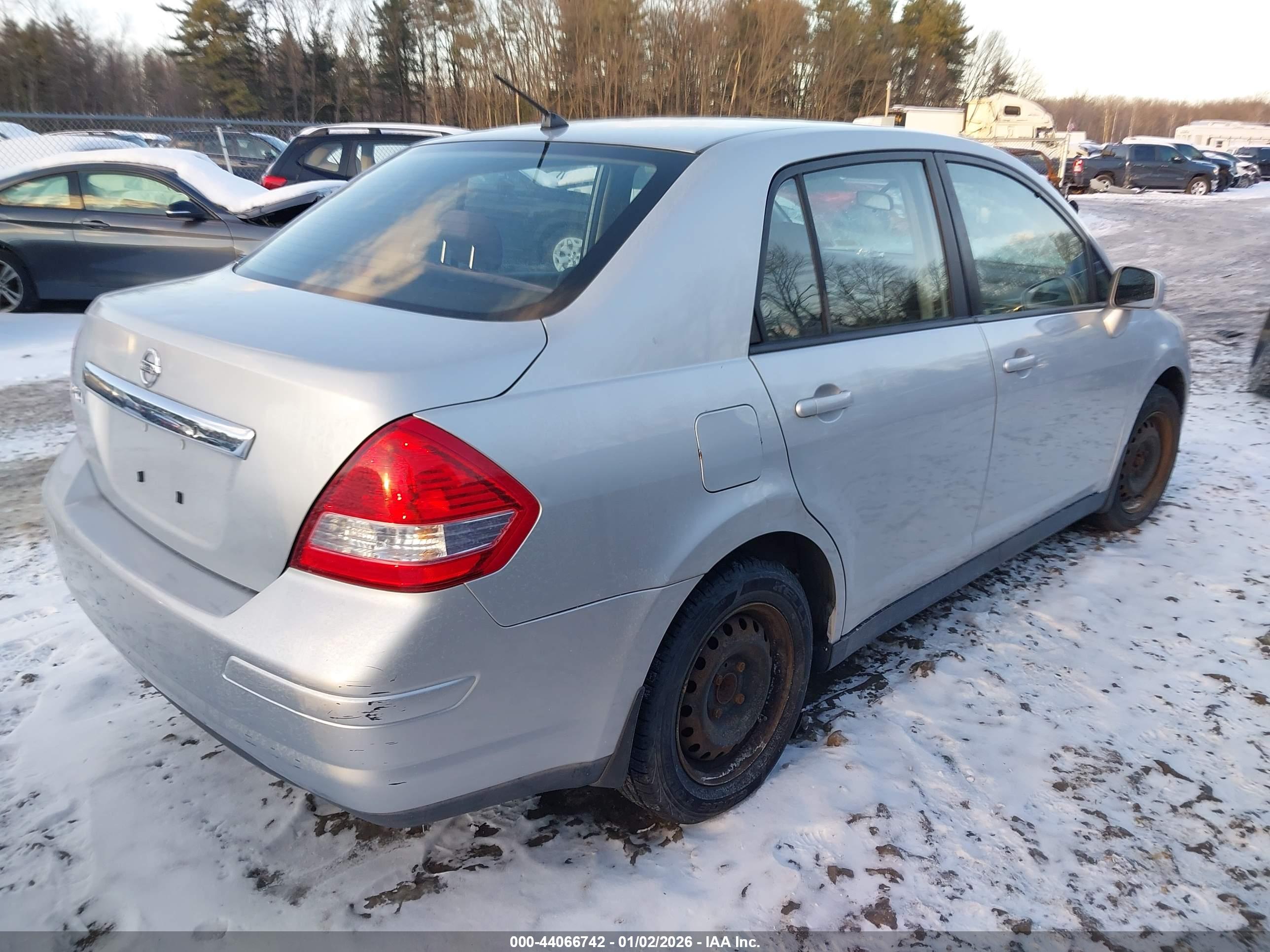 NISSAN VERSA image 4