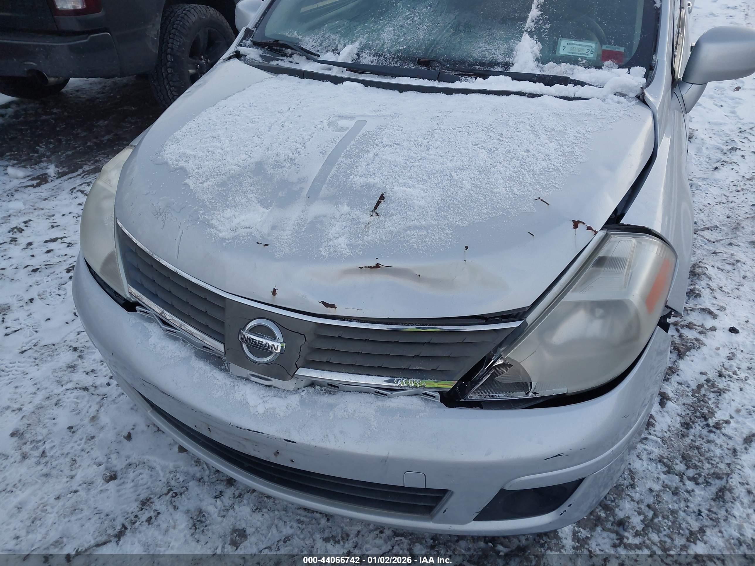 NISSAN VERSA image 6