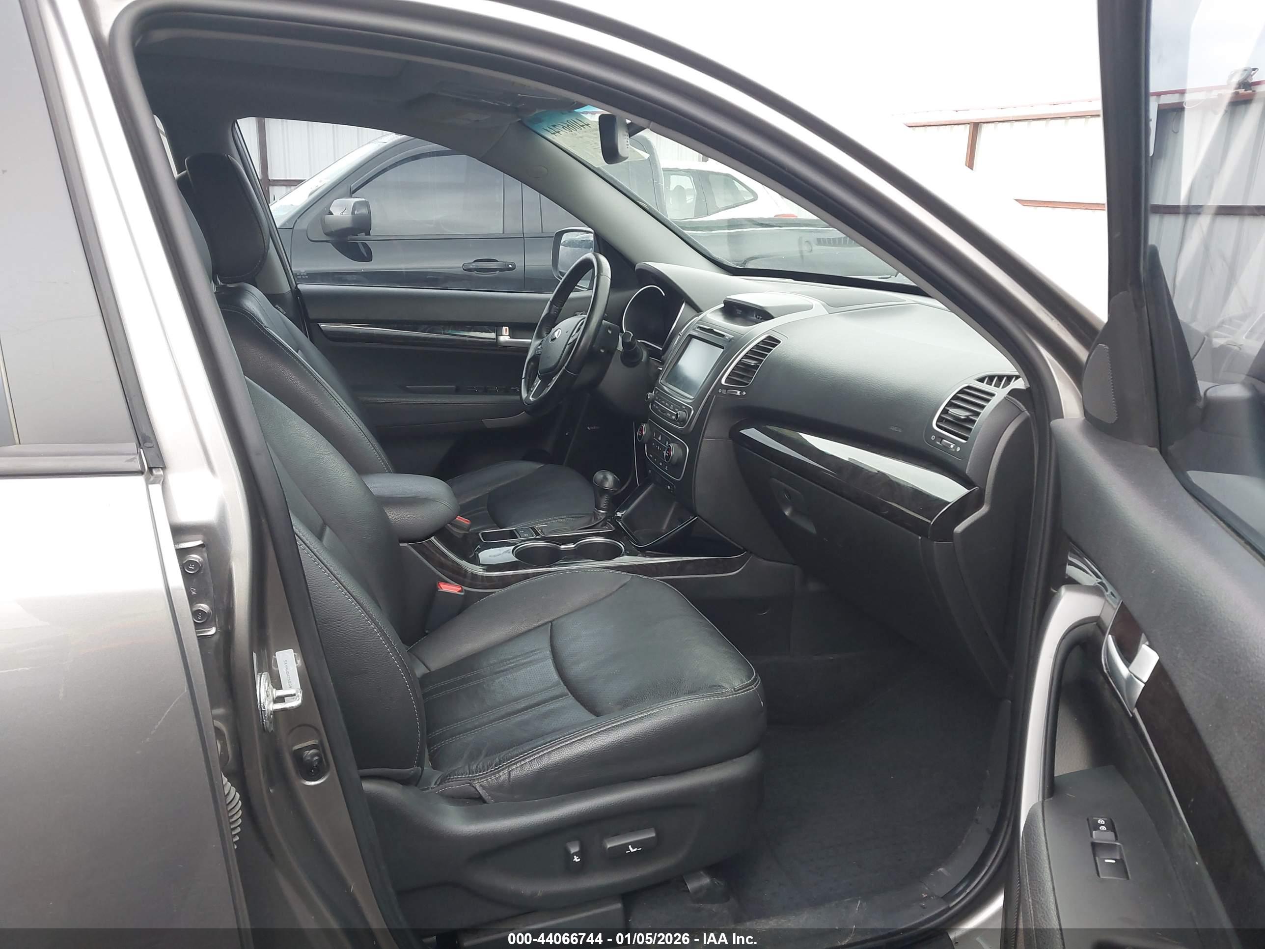 KIA SORENTO image 5