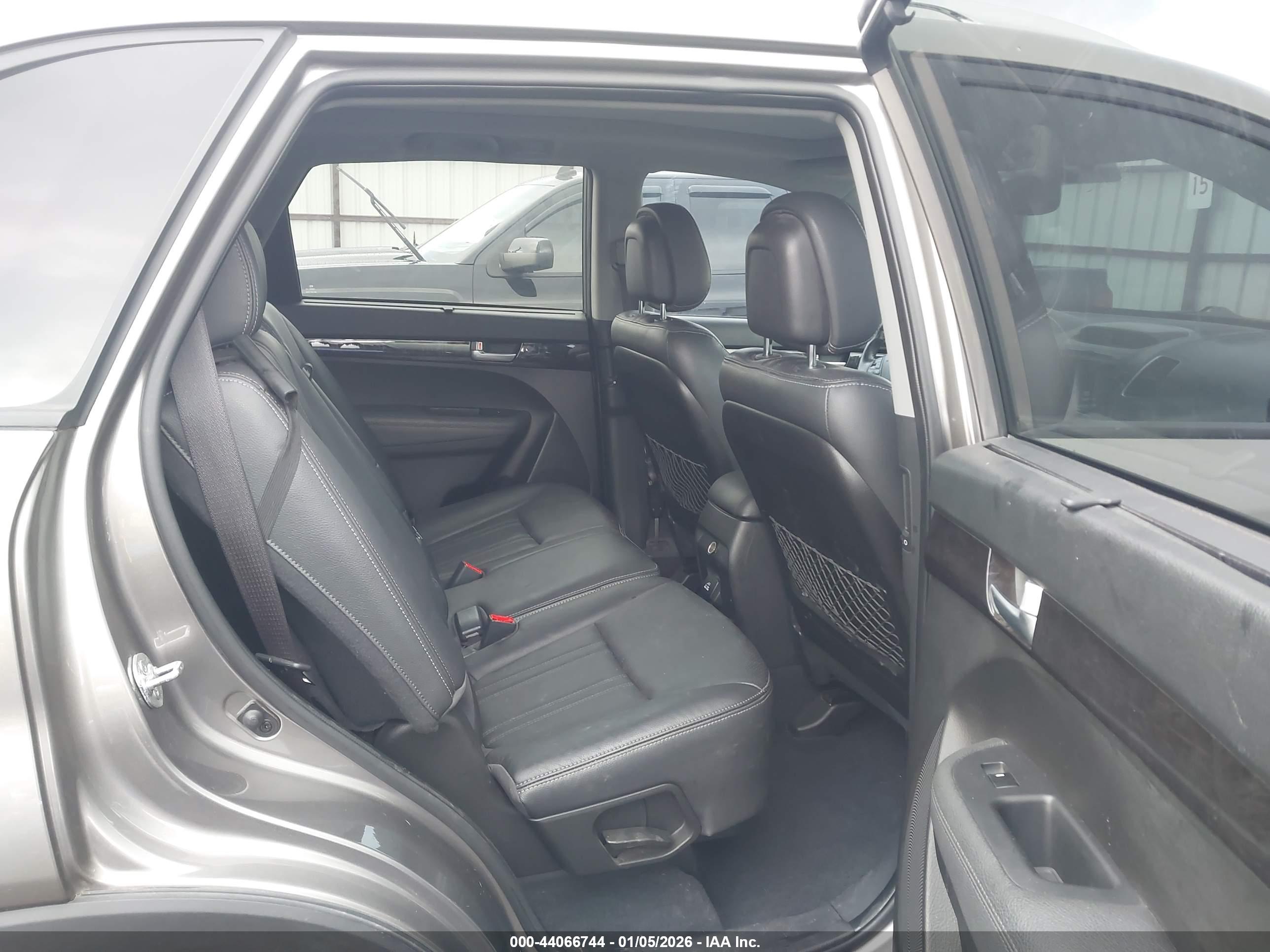 KIA SORENTO image 8