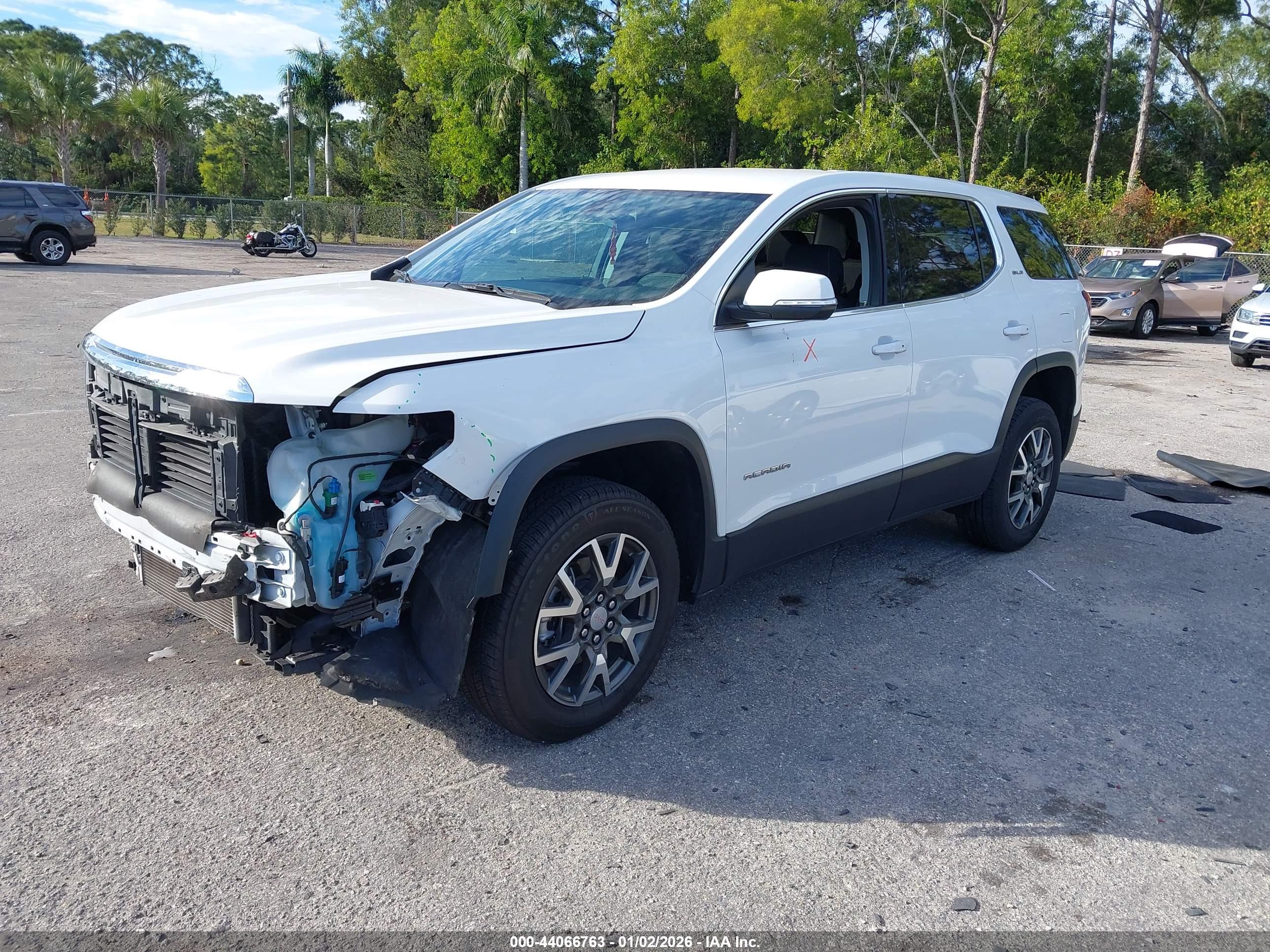GMC ACADIA image 2