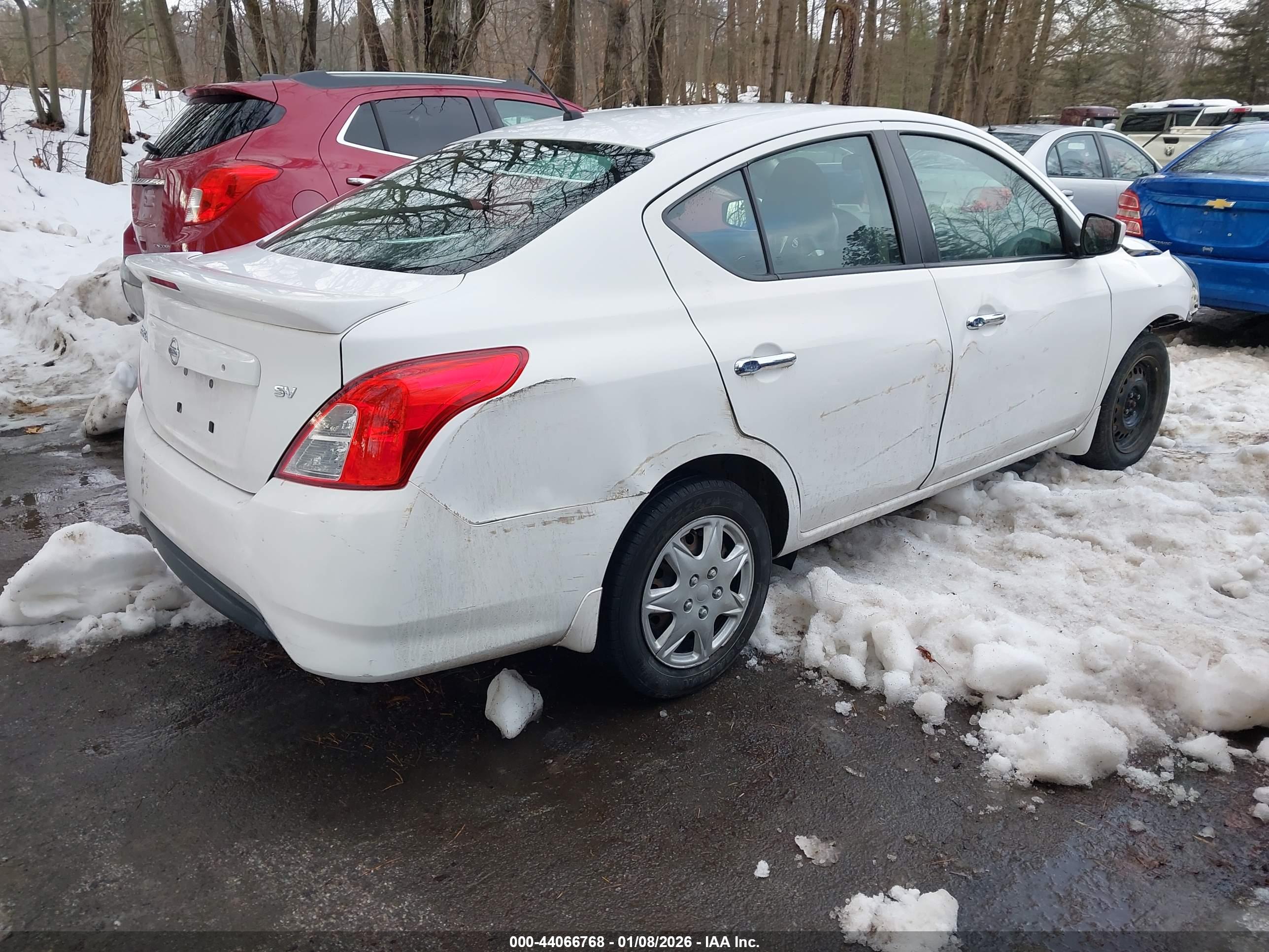 NISSAN VERSA image 4