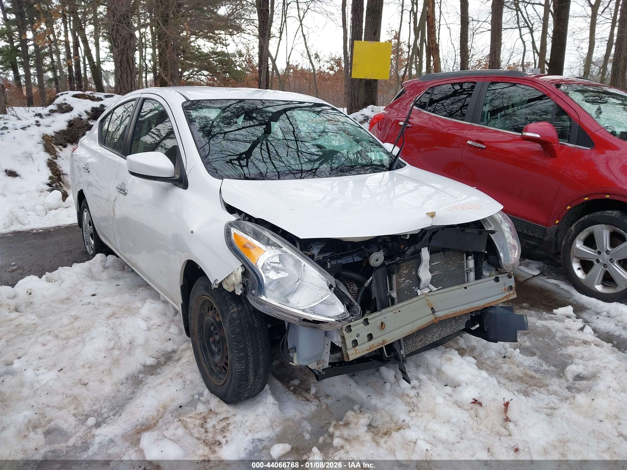 NISSAN VERSA image 6