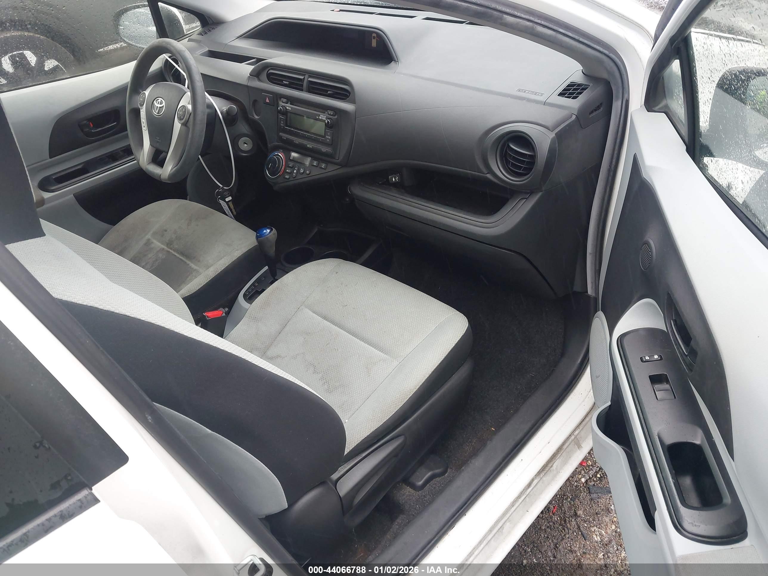 TOYOTA PRIUS image 5