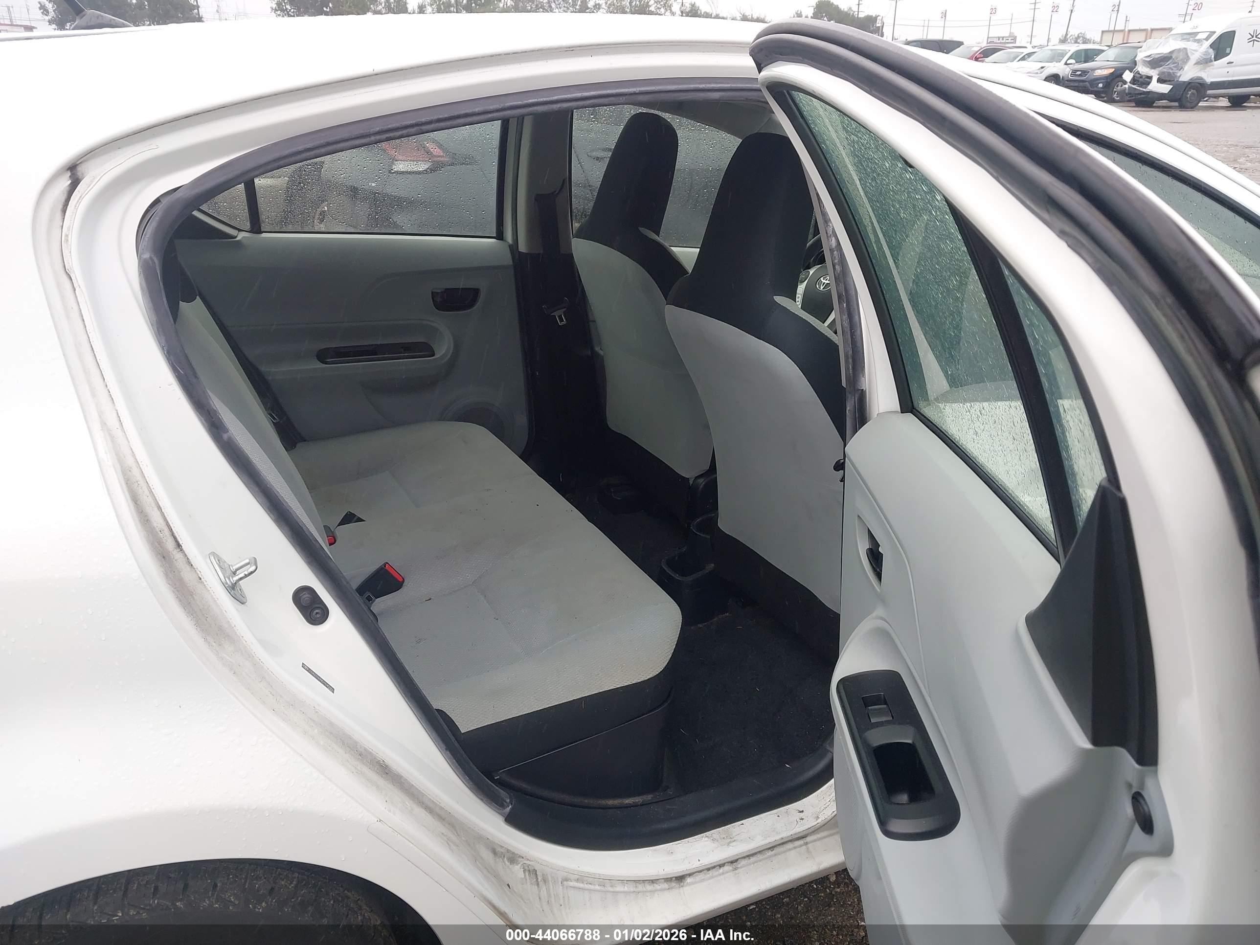 TOYOTA PRIUS image 8