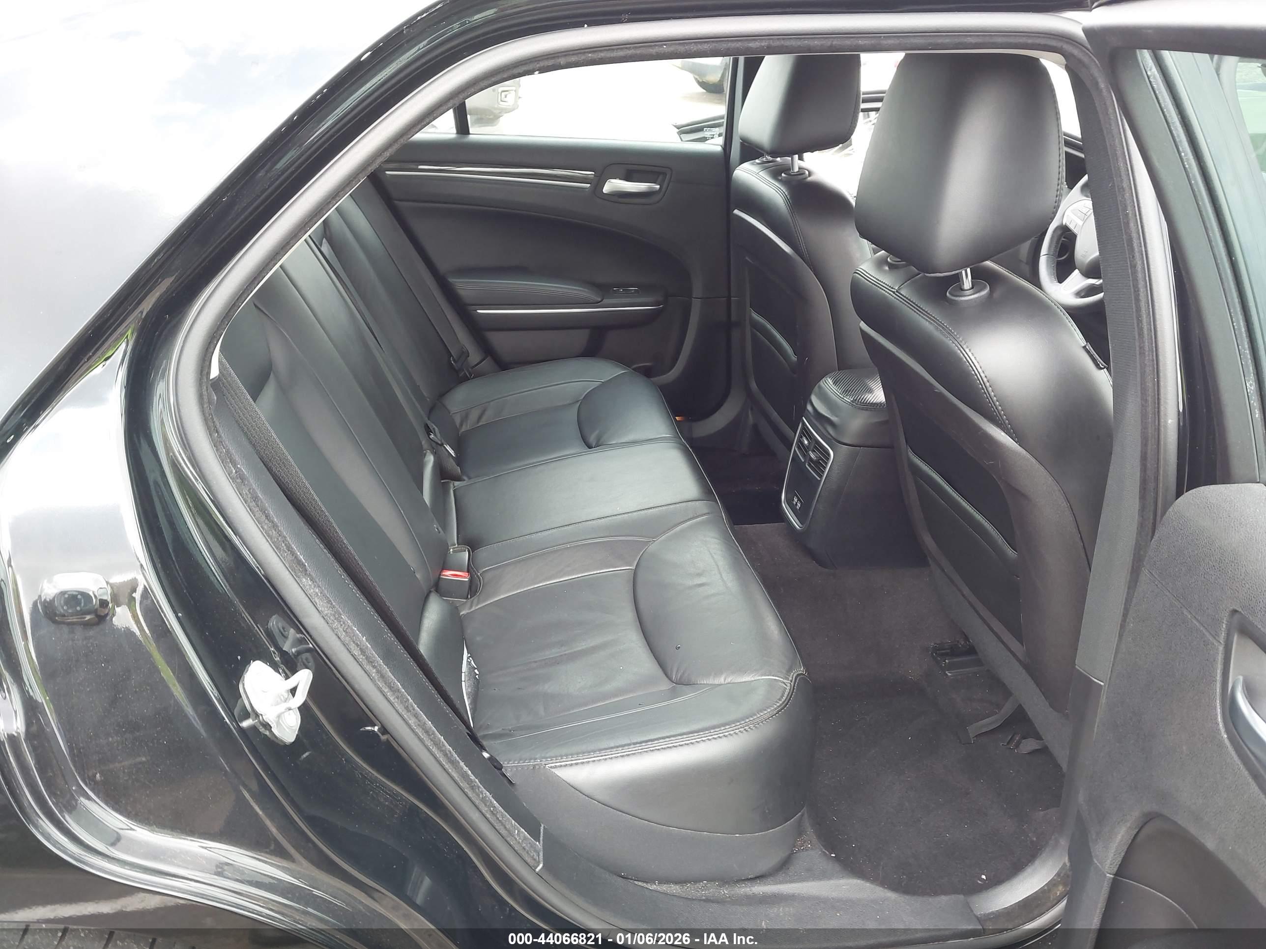 CHRYSLER 300 image 8