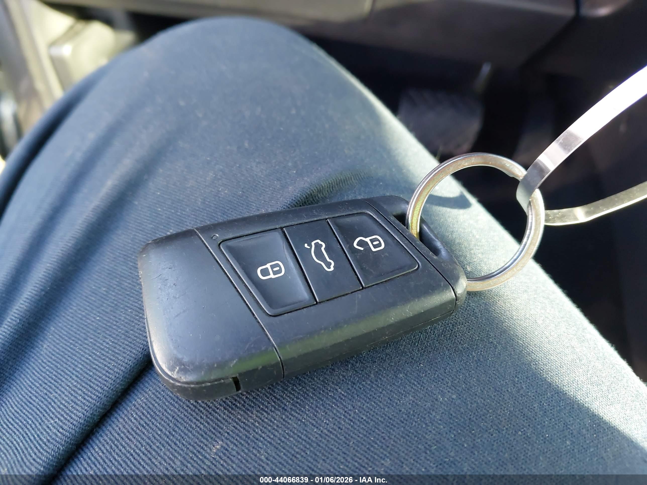 VOLKSWAGEN TAOS image 11