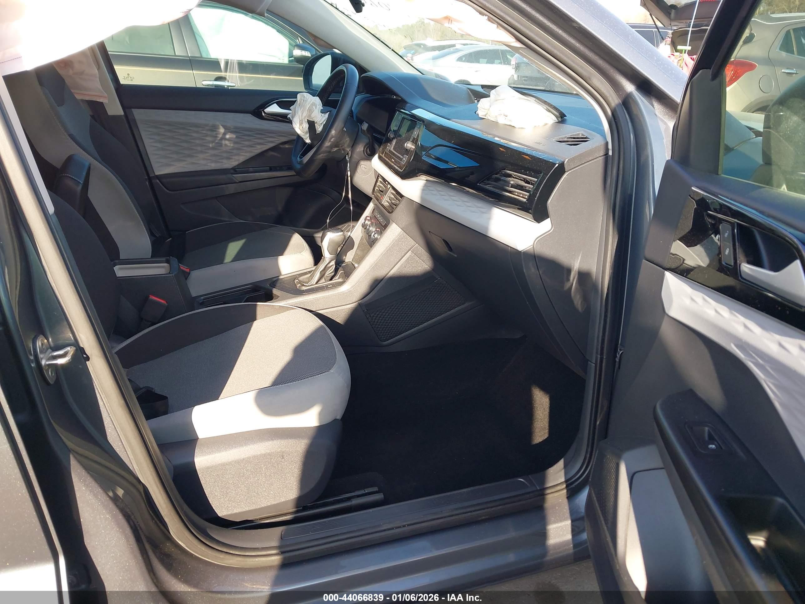 VOLKSWAGEN TAOS image 5