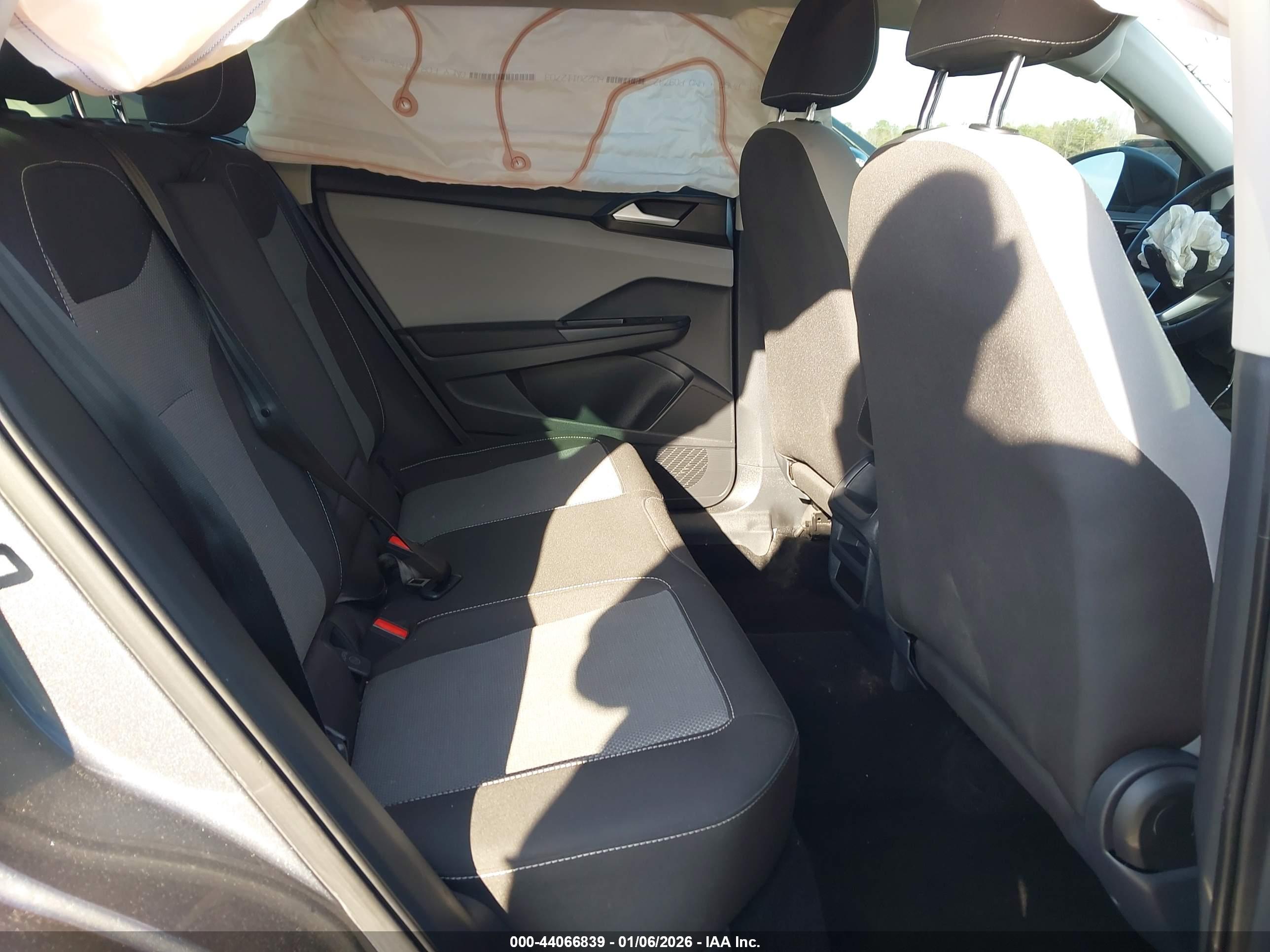VOLKSWAGEN TAOS image 8