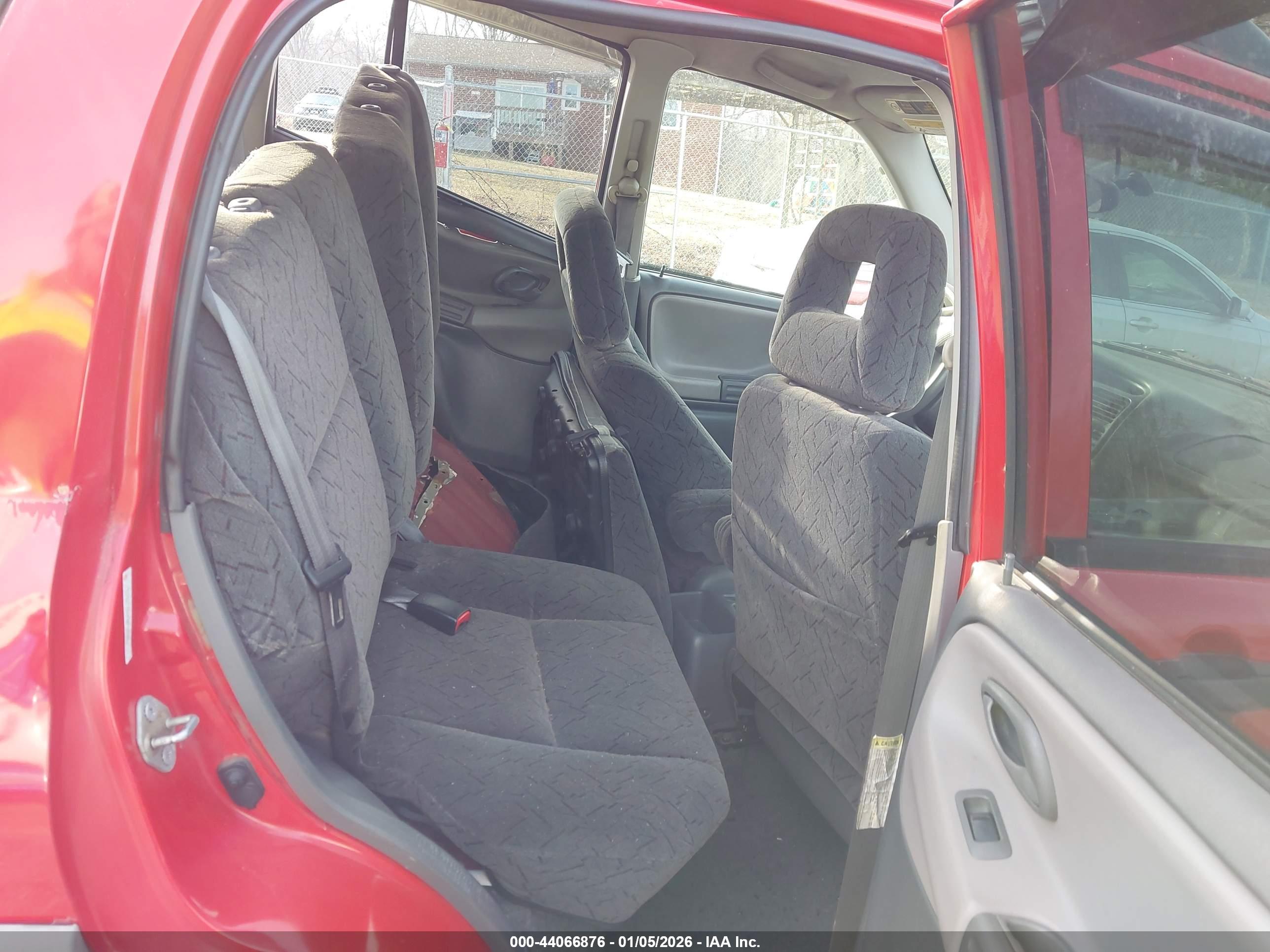 CHEVROLET TRACKER image 8