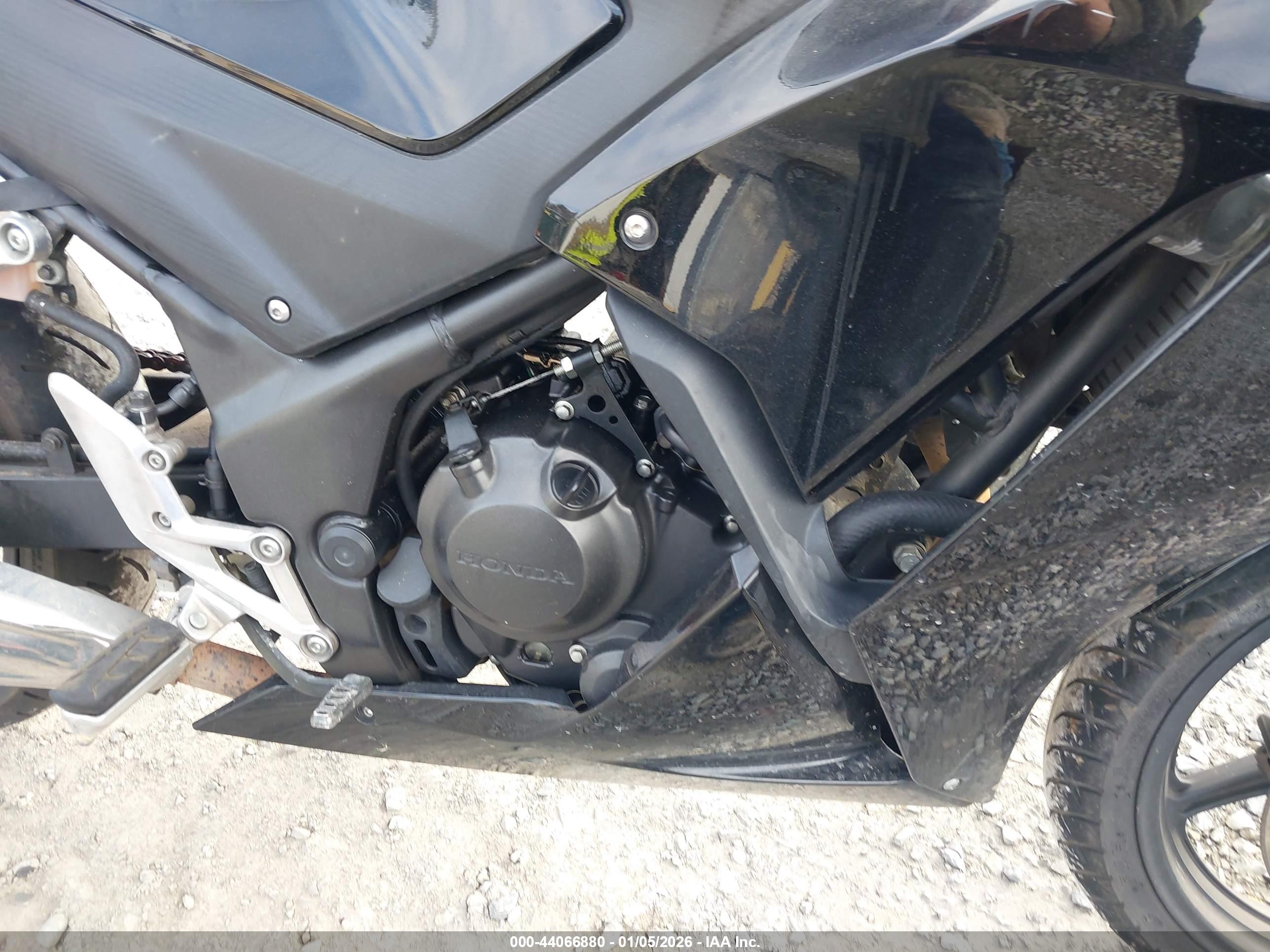 HONDA CBR300 image 8