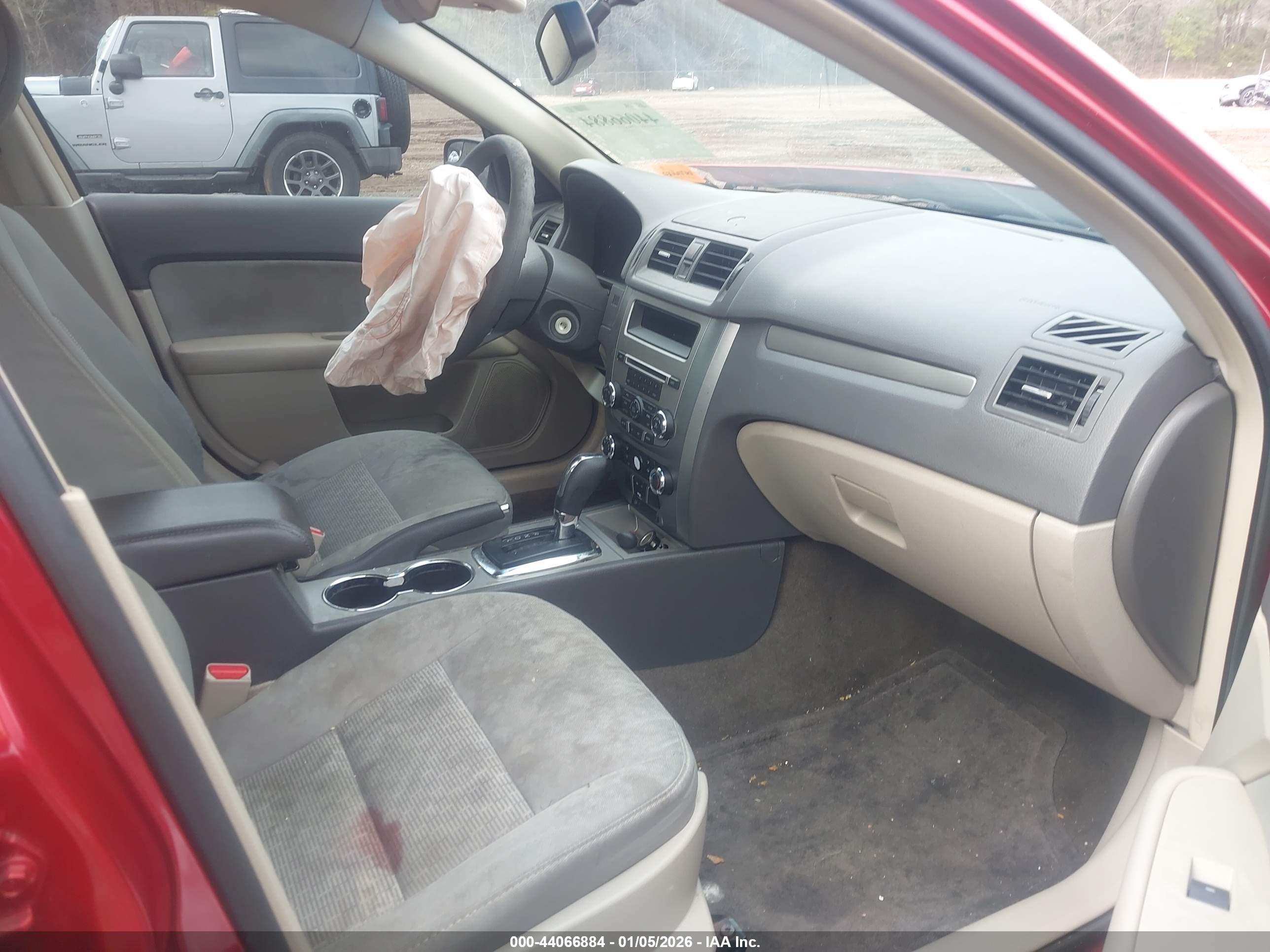 FORD FUSION image 5