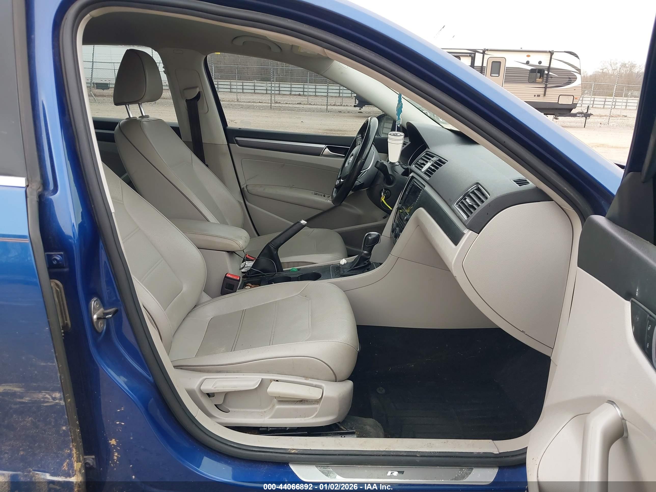 VOLKSWAGEN PASSAT image 5