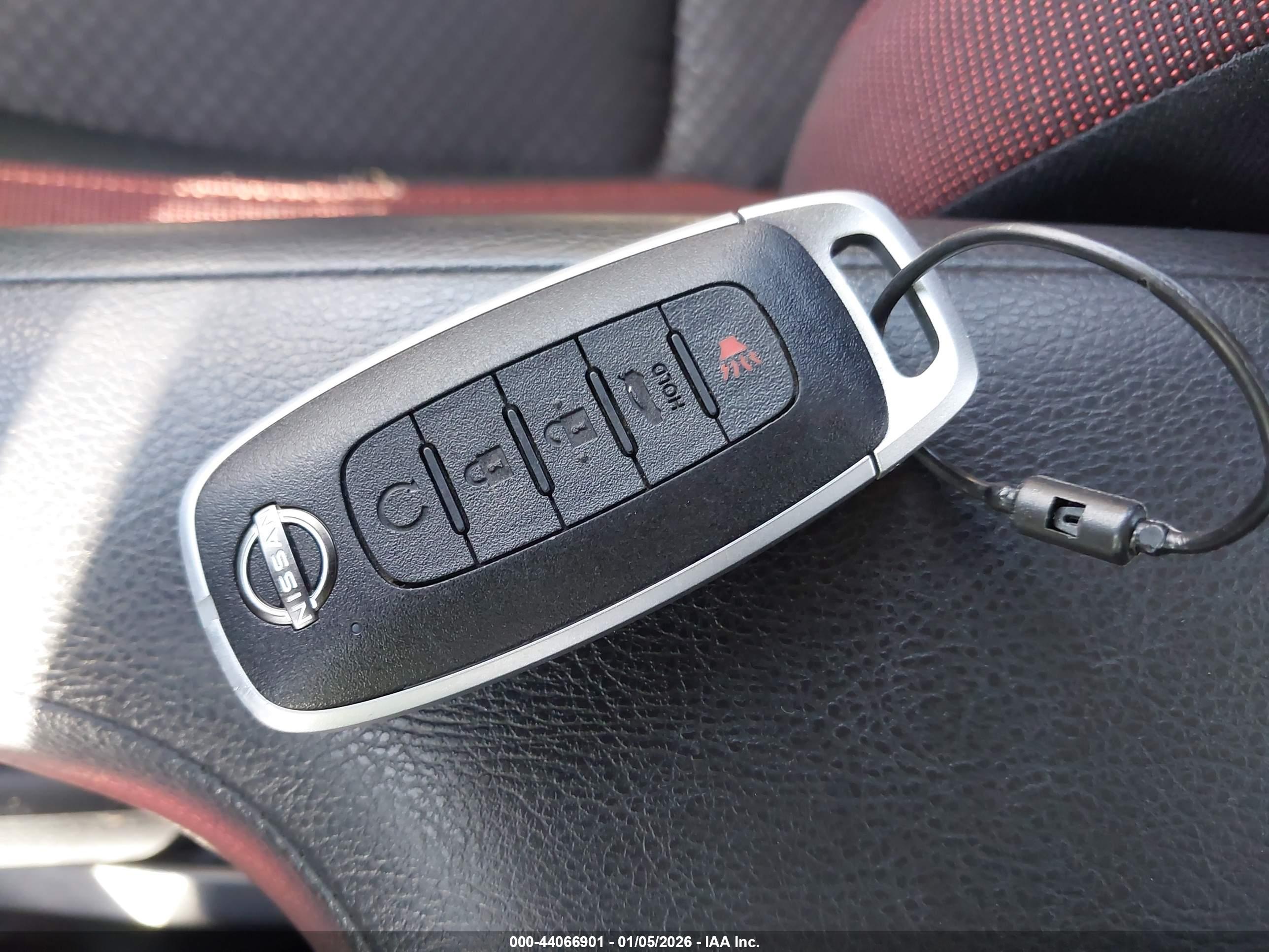 NISSAN VERSA image 11