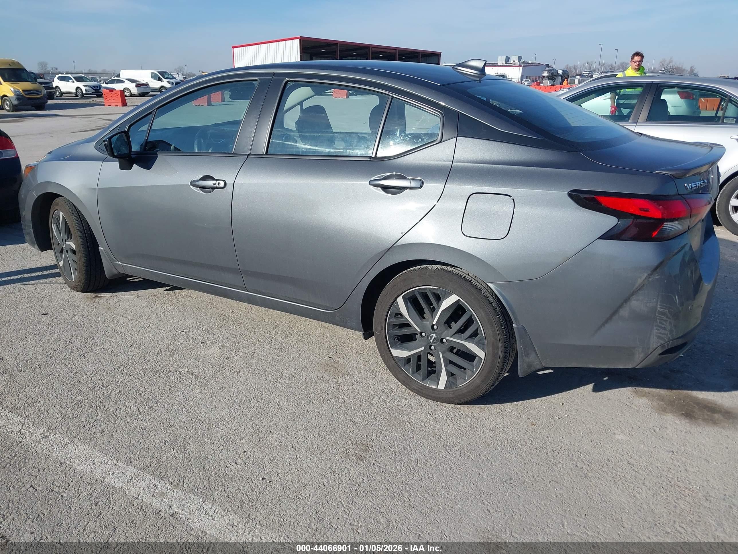NISSAN VERSA image 3