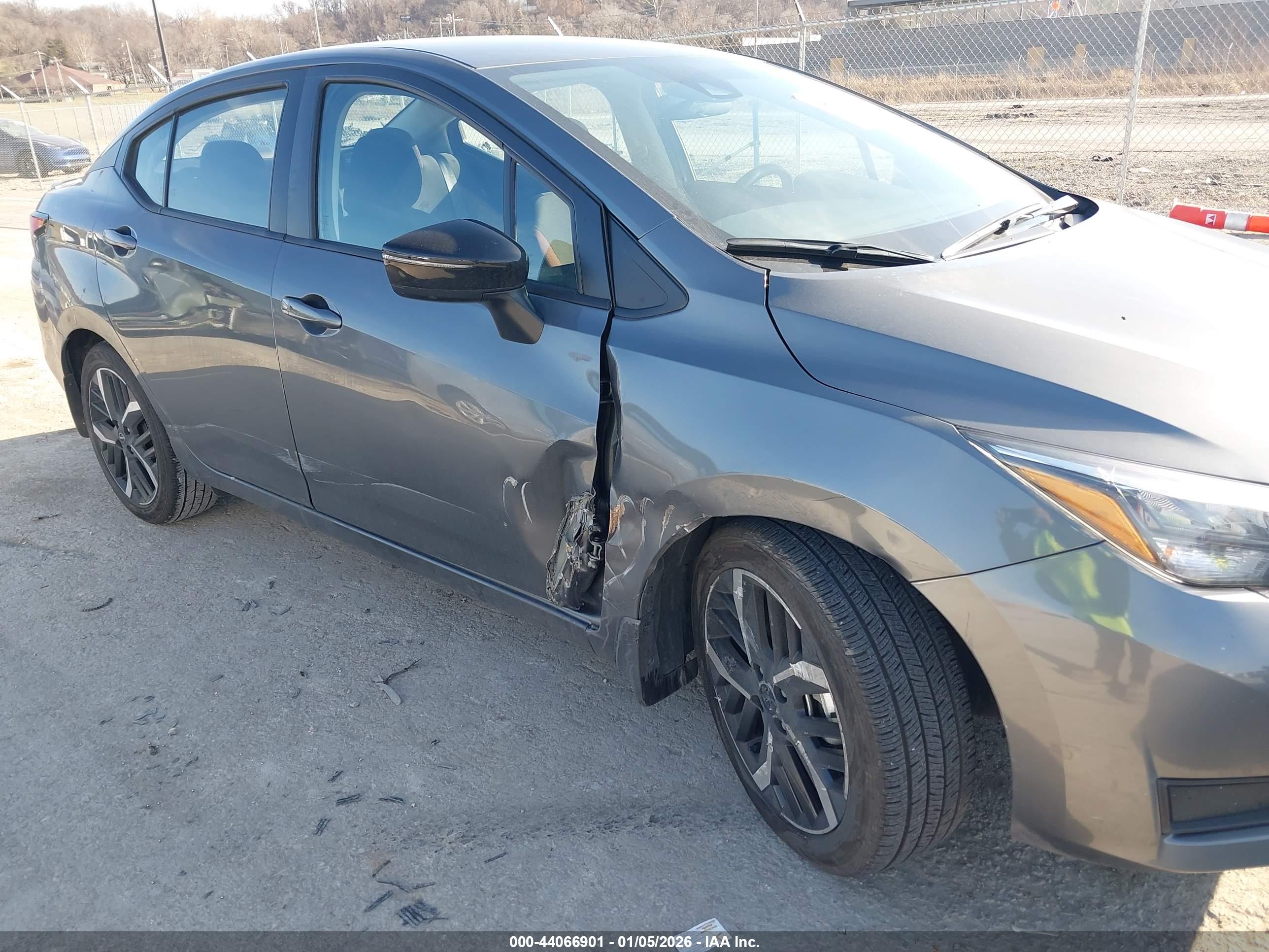 NISSAN VERSA image 6