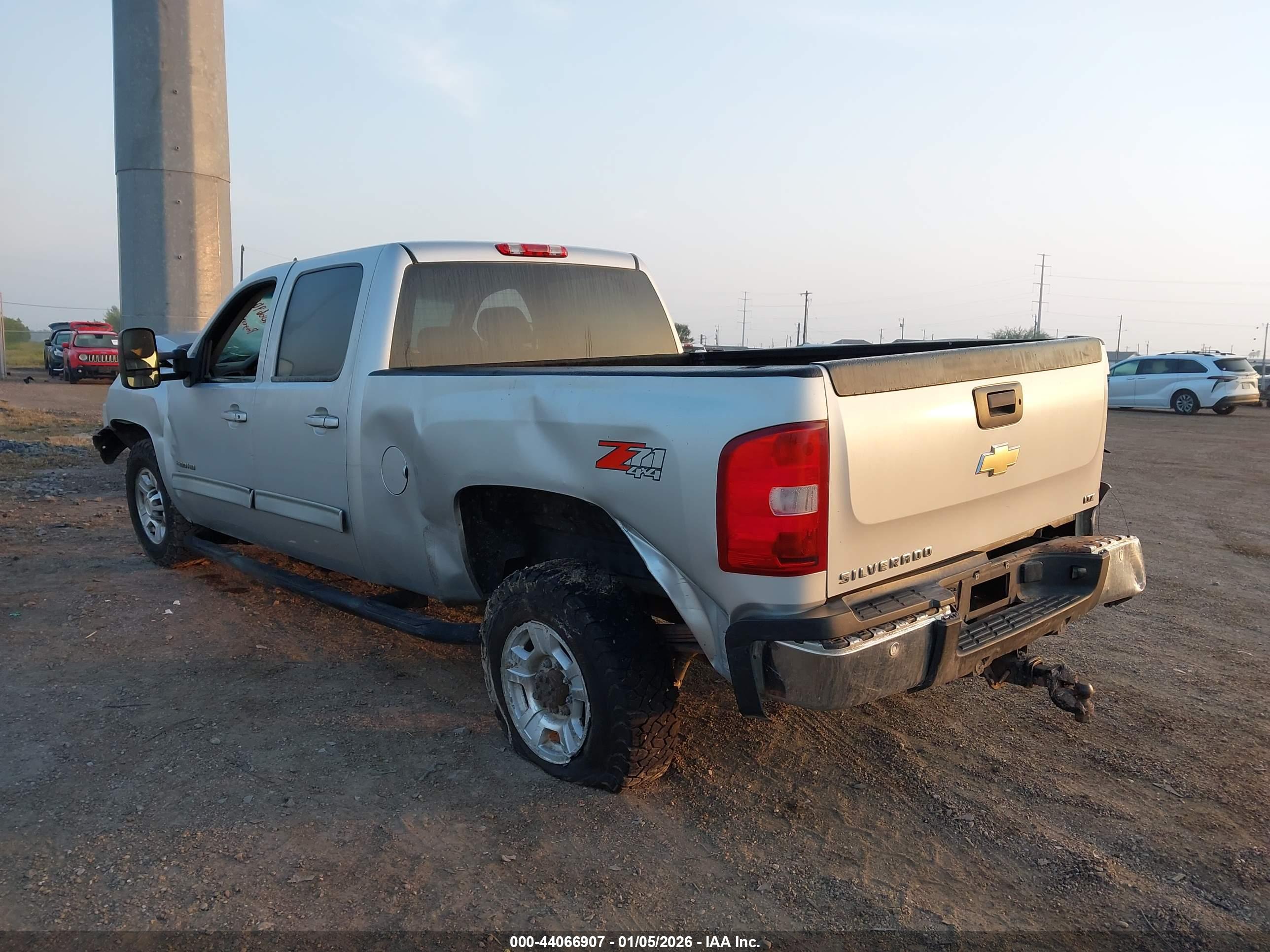 CHEVROLET SILVERADO image 3