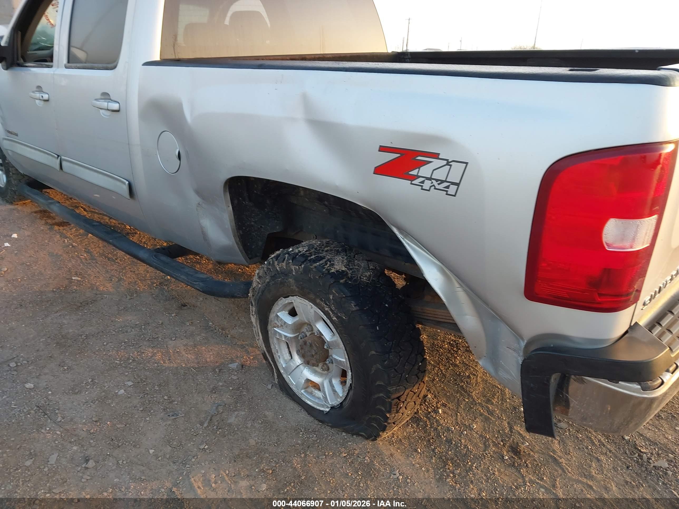 CHEVROLET SILVERADO image 6