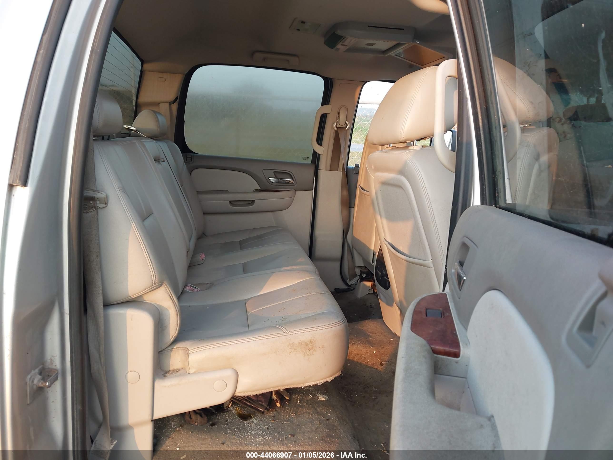 CHEVROLET SILVERADO image 8