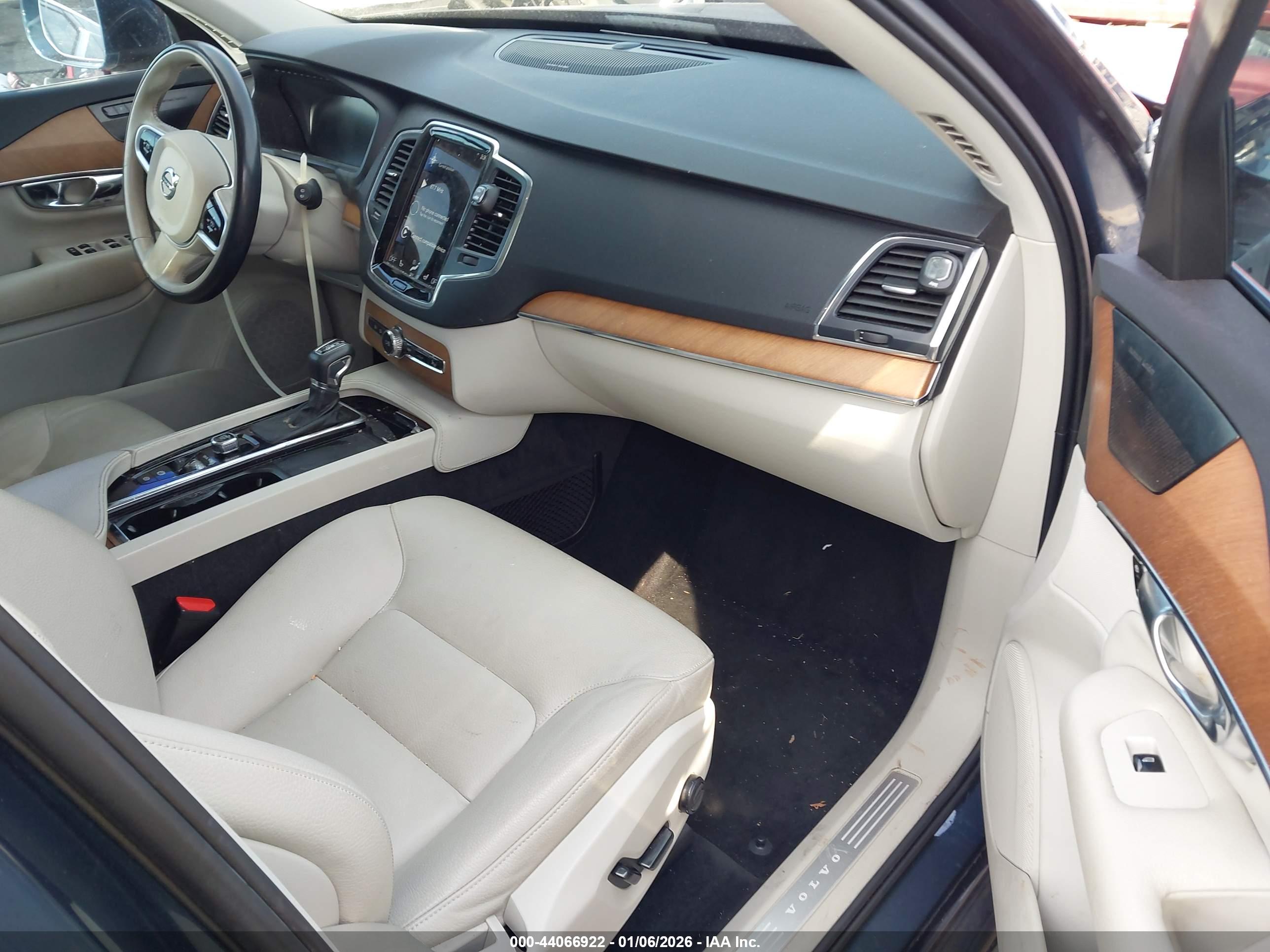 VOLVO XC90 image 5