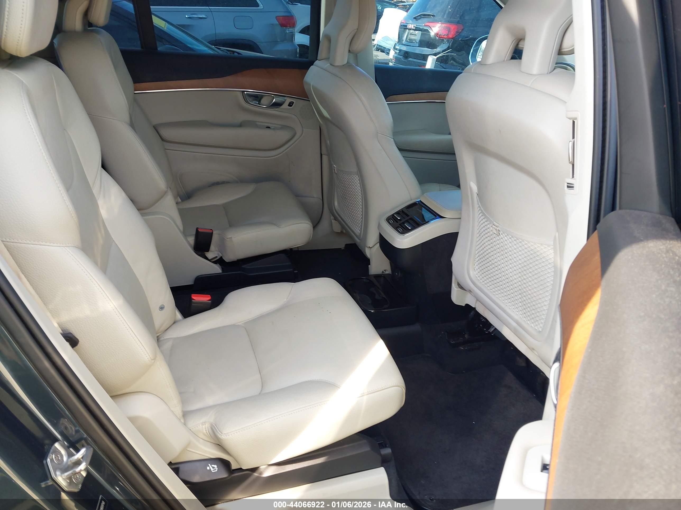 VOLVO XC90 image 8