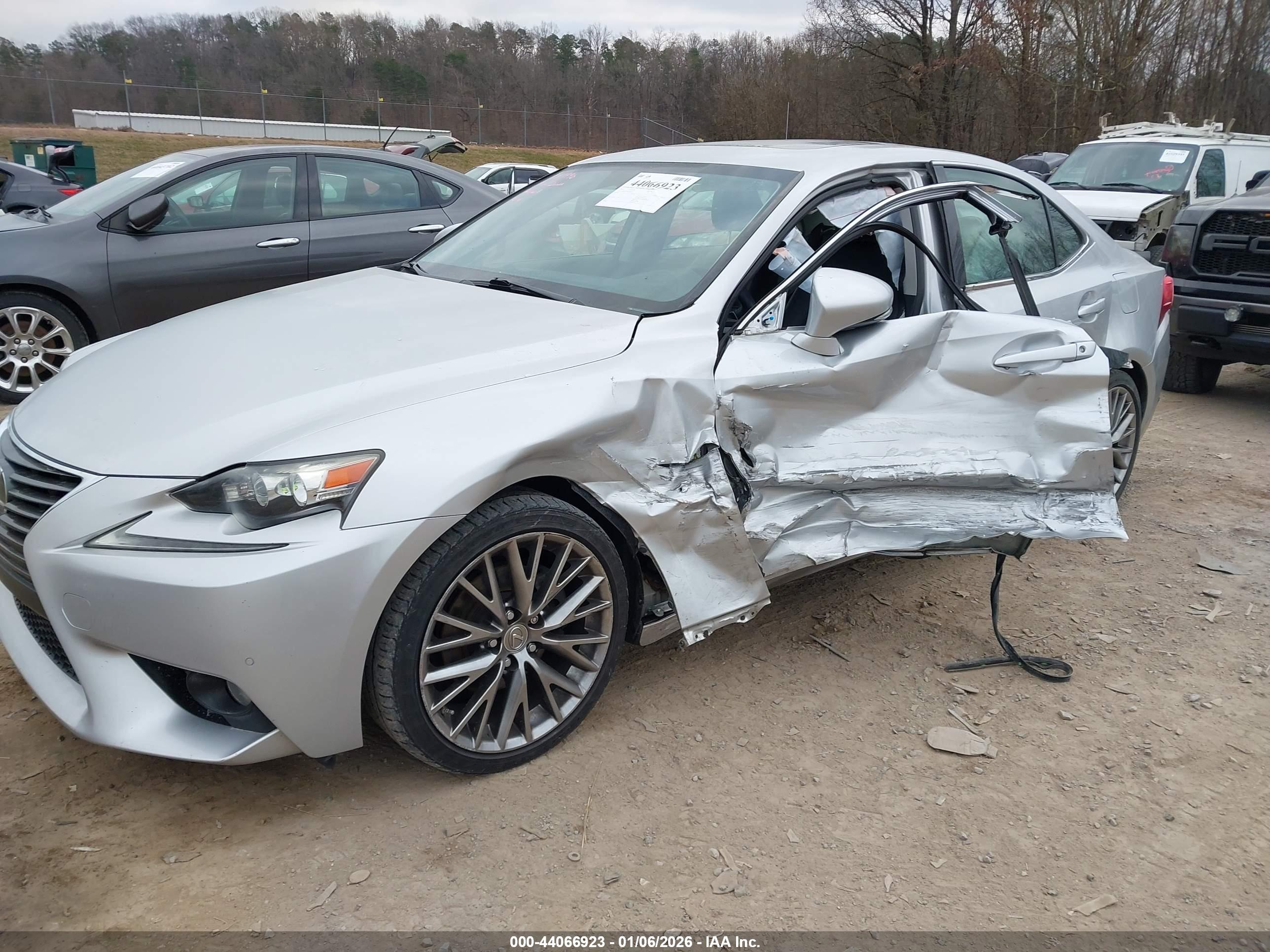 LEXUS IS image 2
